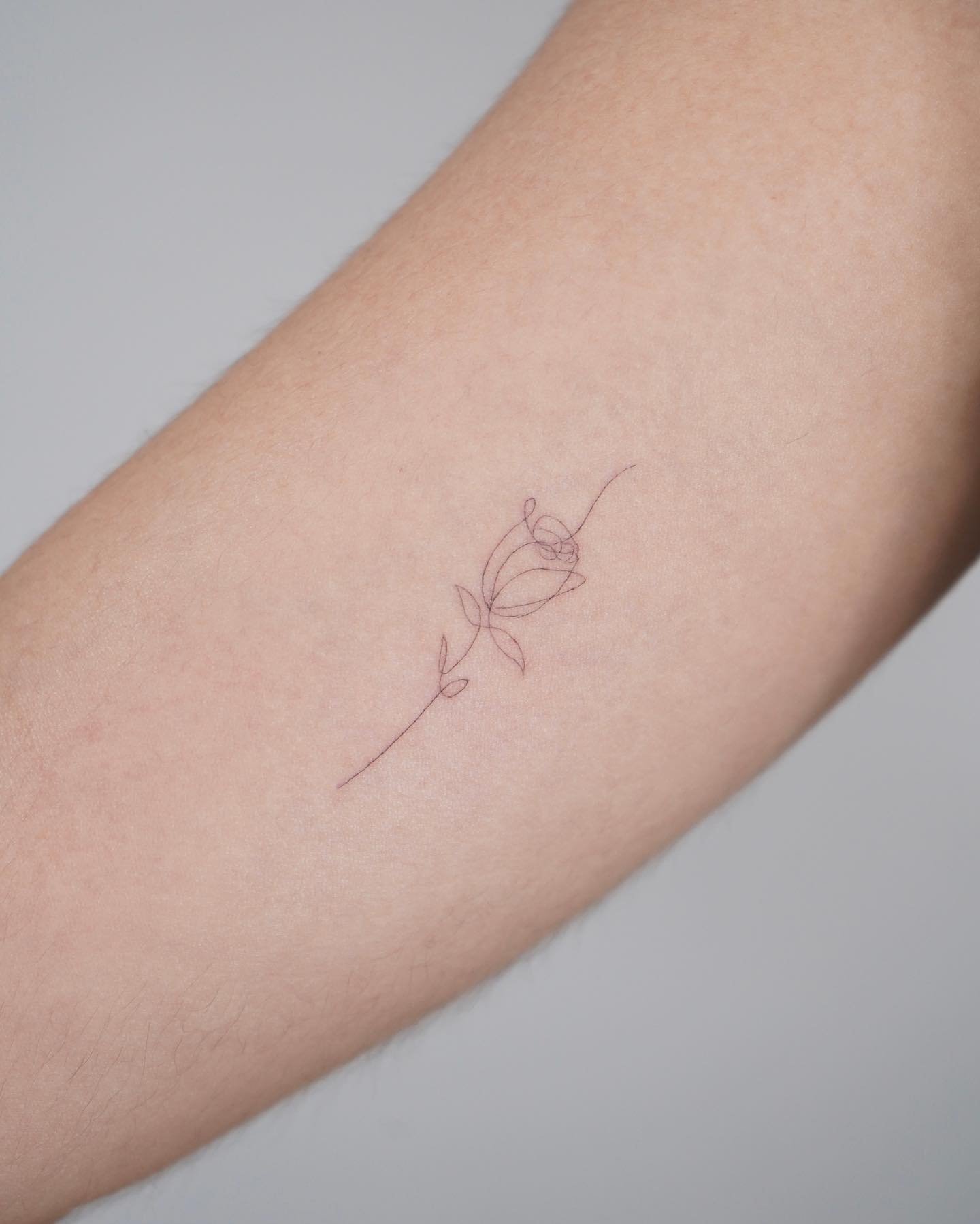Tatuaje de flor en antebrazo, línea fina Sinkply Madrid
