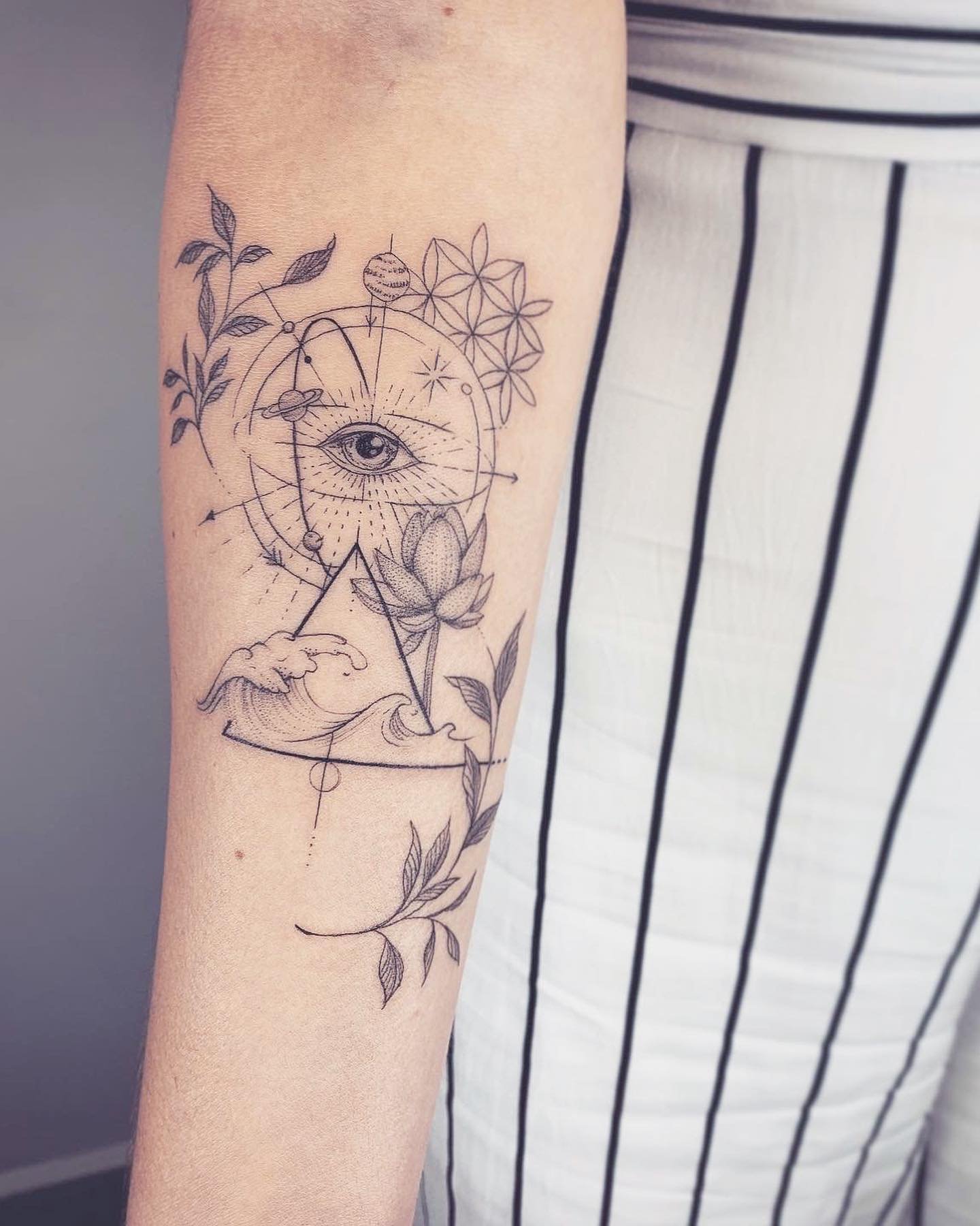 Tatuaje de flor en antebrazo, línea fina Sinkply Madrid