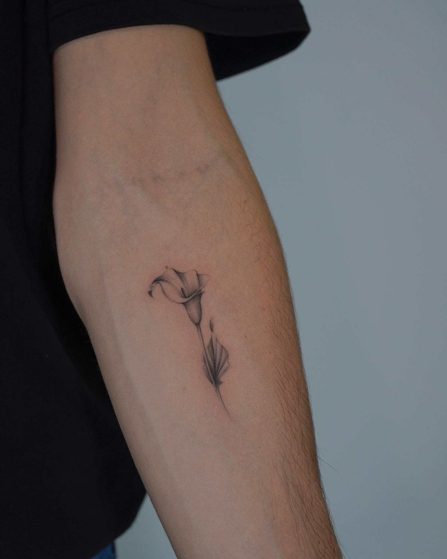 Tatuaje de flor en antebrazo, línea fina Sinkply Madrid