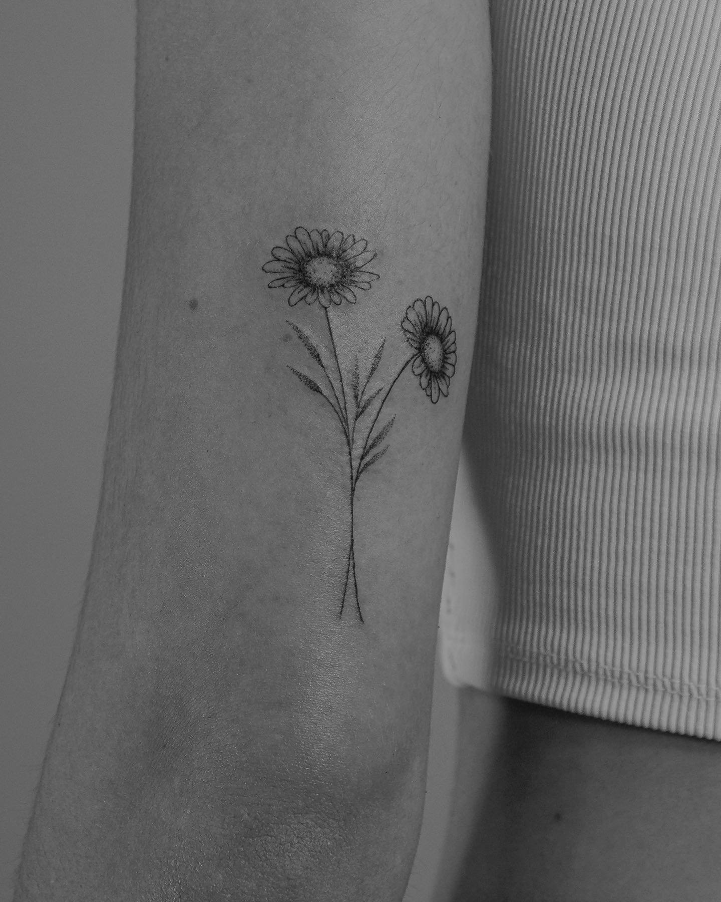 Tatuaje de flor en antebrazo, línea fina Sinkply Madrid