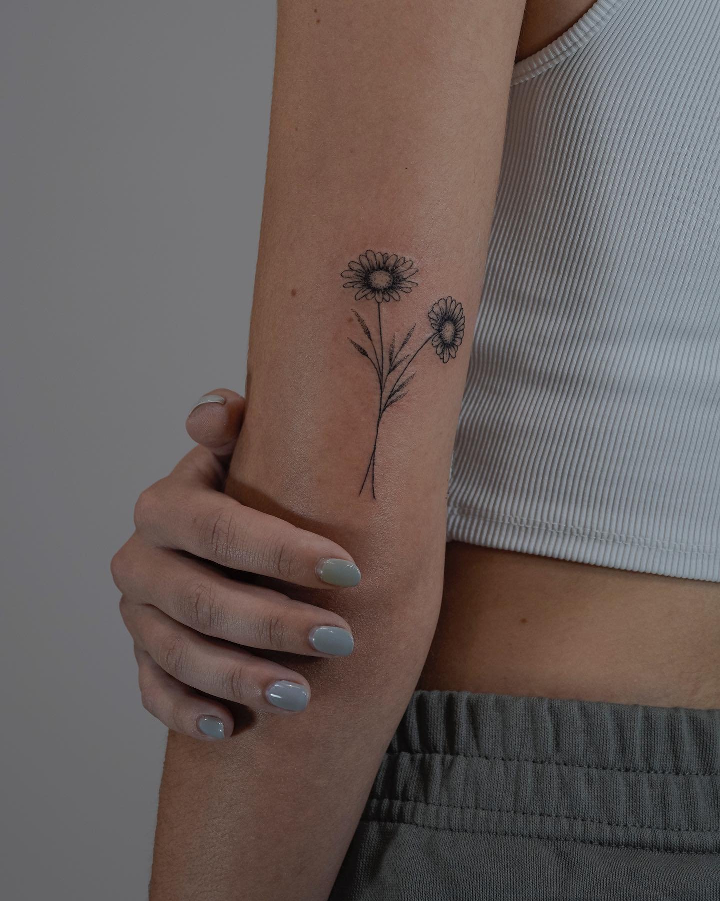 Tatuaje de flor en antebrazo, línea fina Sinkply Madrid