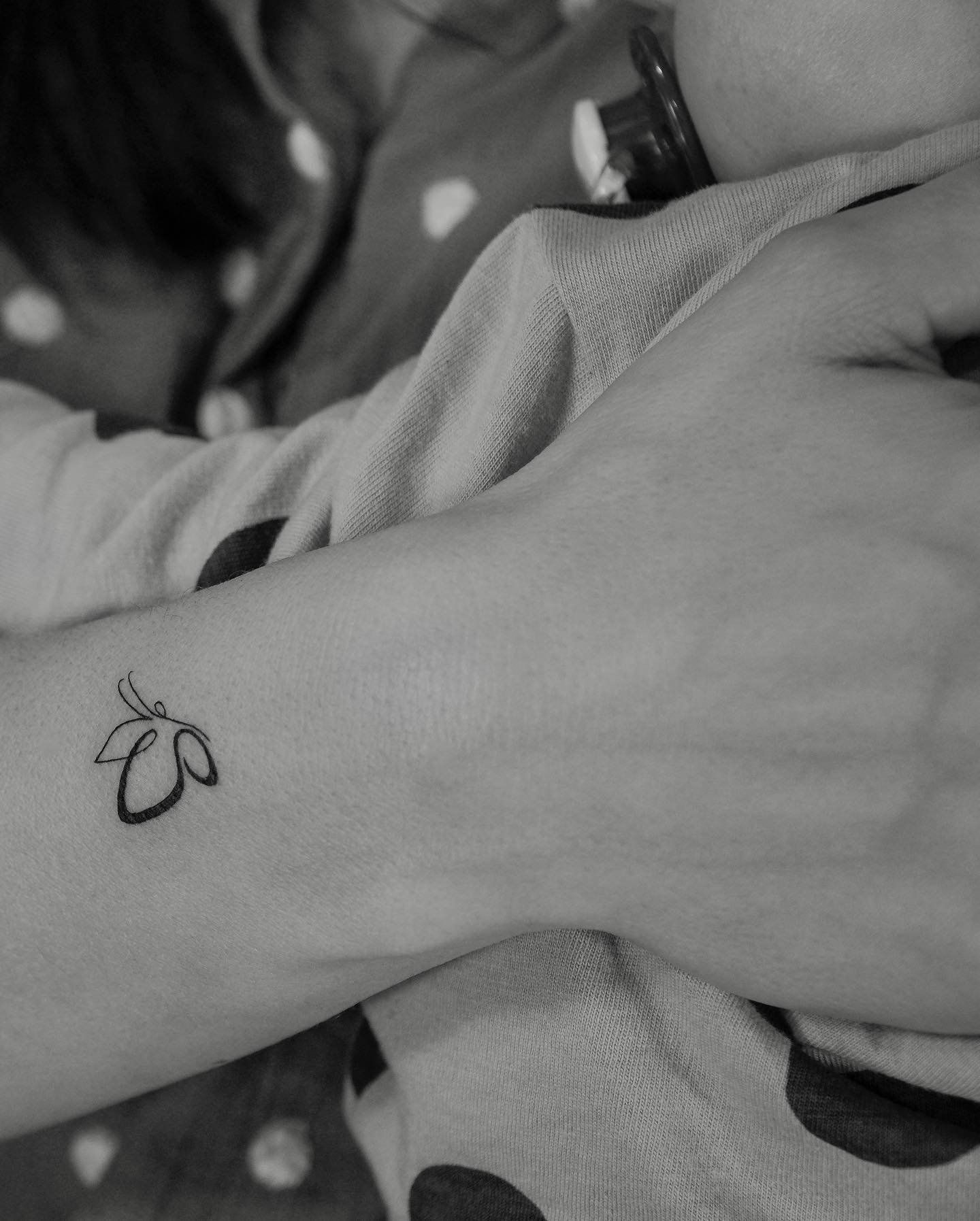 Tatuaje de flor en antebrazo, línea fina Sinkply Madrid