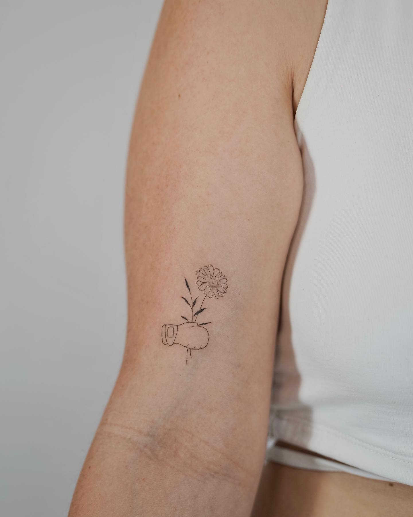 Tatuaje de flor en antebrazo, línea fina Sinkply Madrid