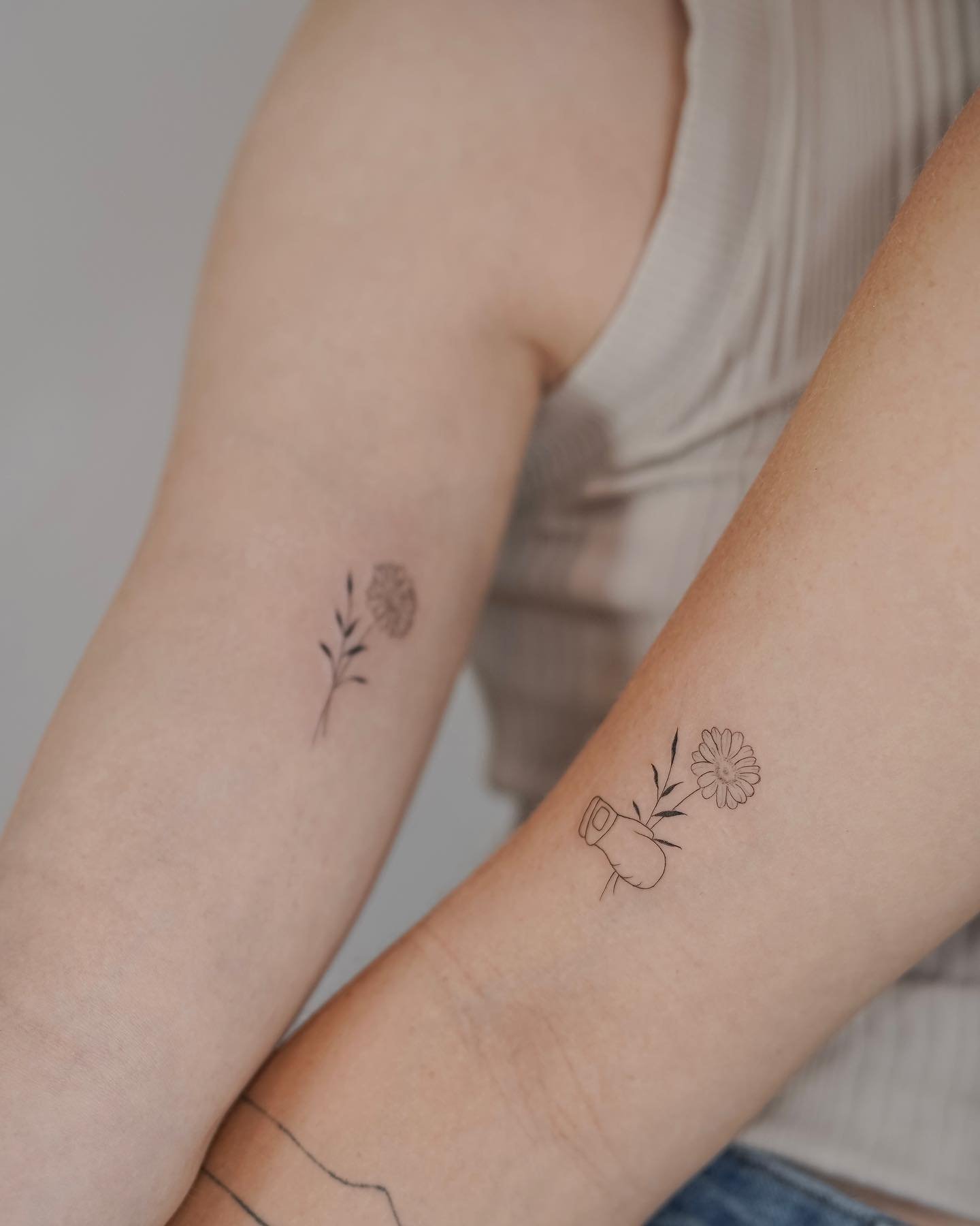 Tatuaje de flor en antebrazo, línea fina Sinkply Madrid