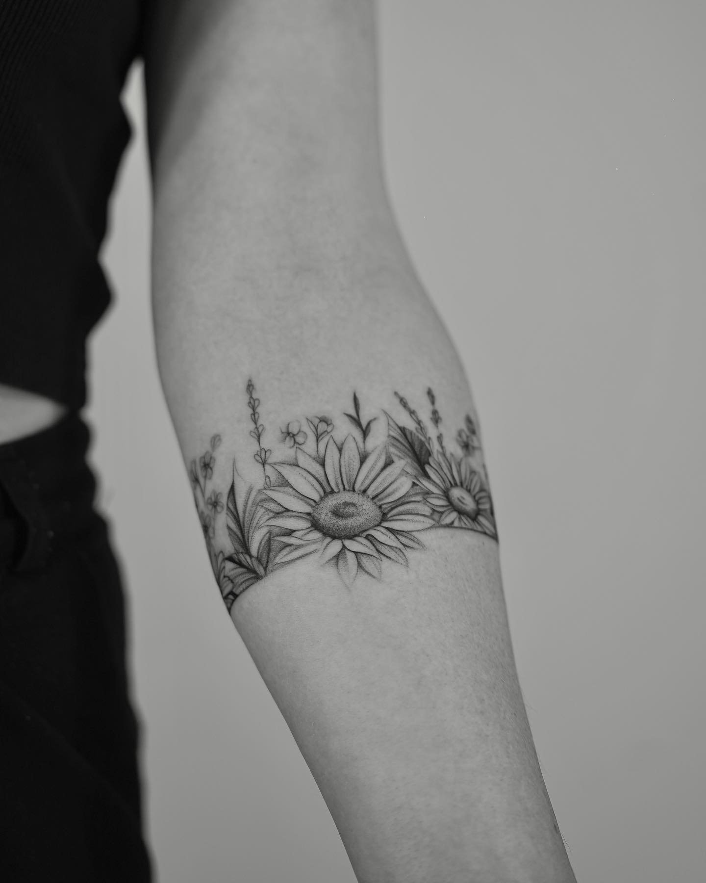 Tatuaje de flor en antebrazo, línea fina Sinkply Madrid