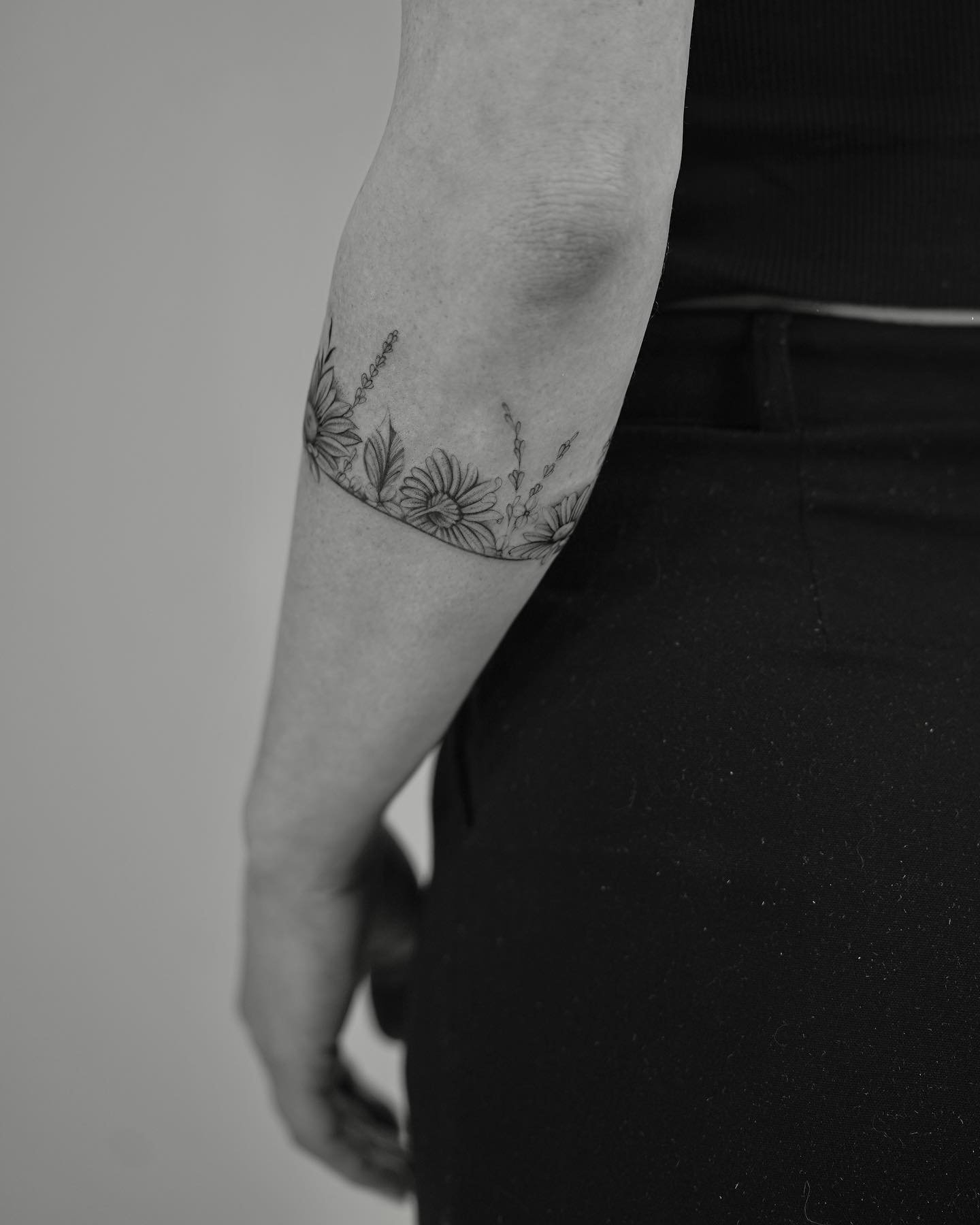 Tatuaje de flor en antebrazo, línea fina Sinkply Madrid
