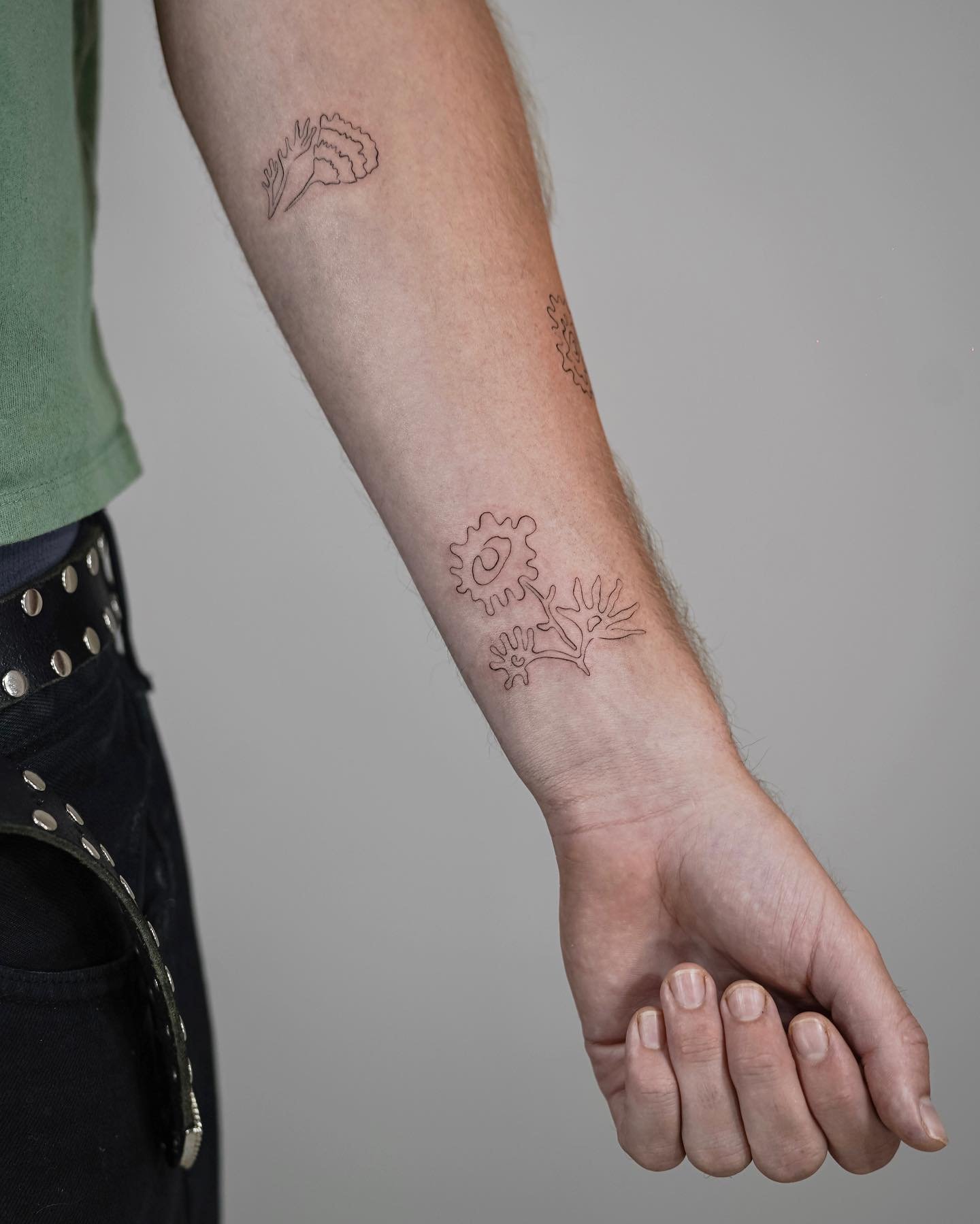 Tatuaje de flor en antebrazo, línea fina Sinkply Madrid