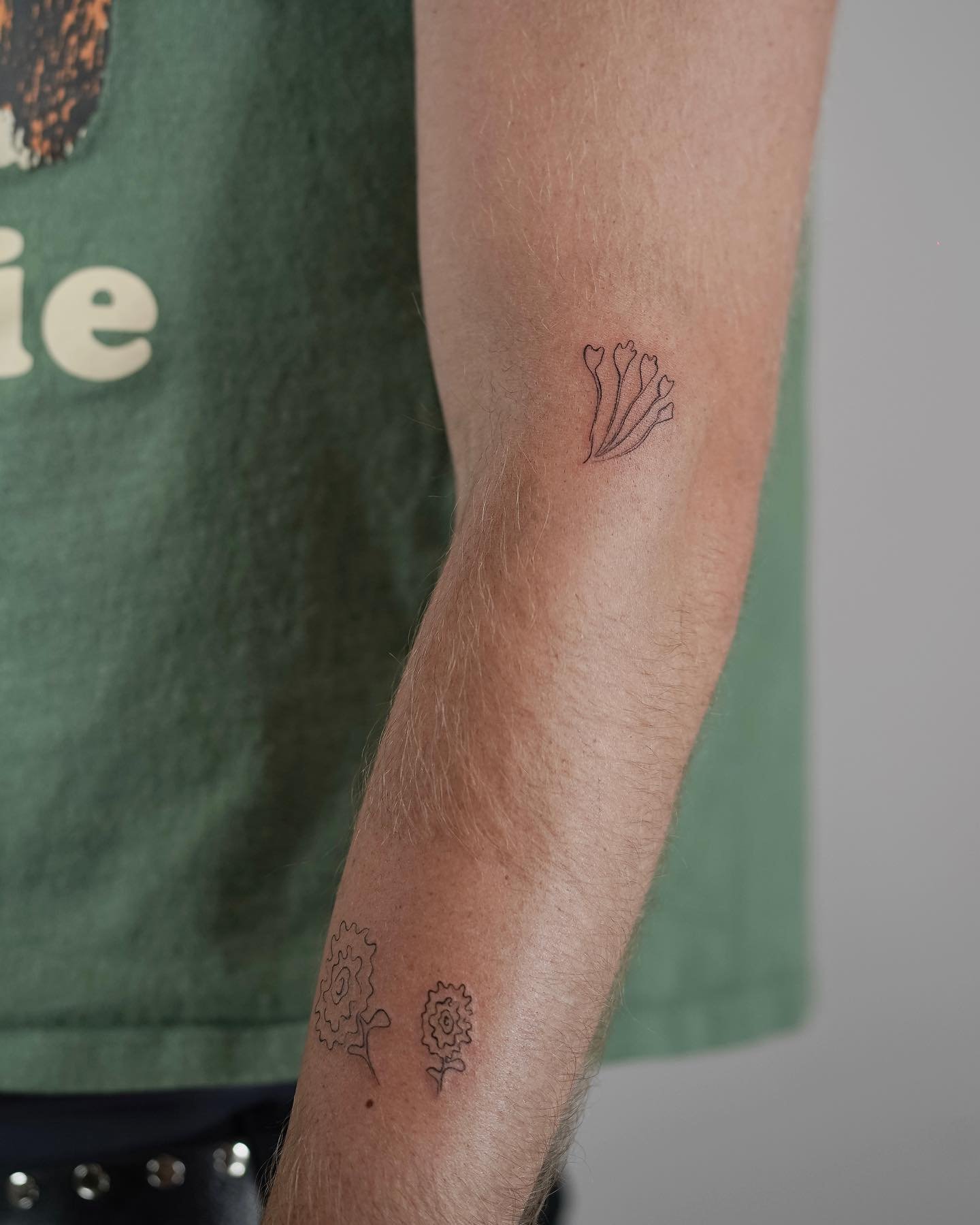 Tatuaje de flor en antebrazo, línea fina Sinkply Madrid