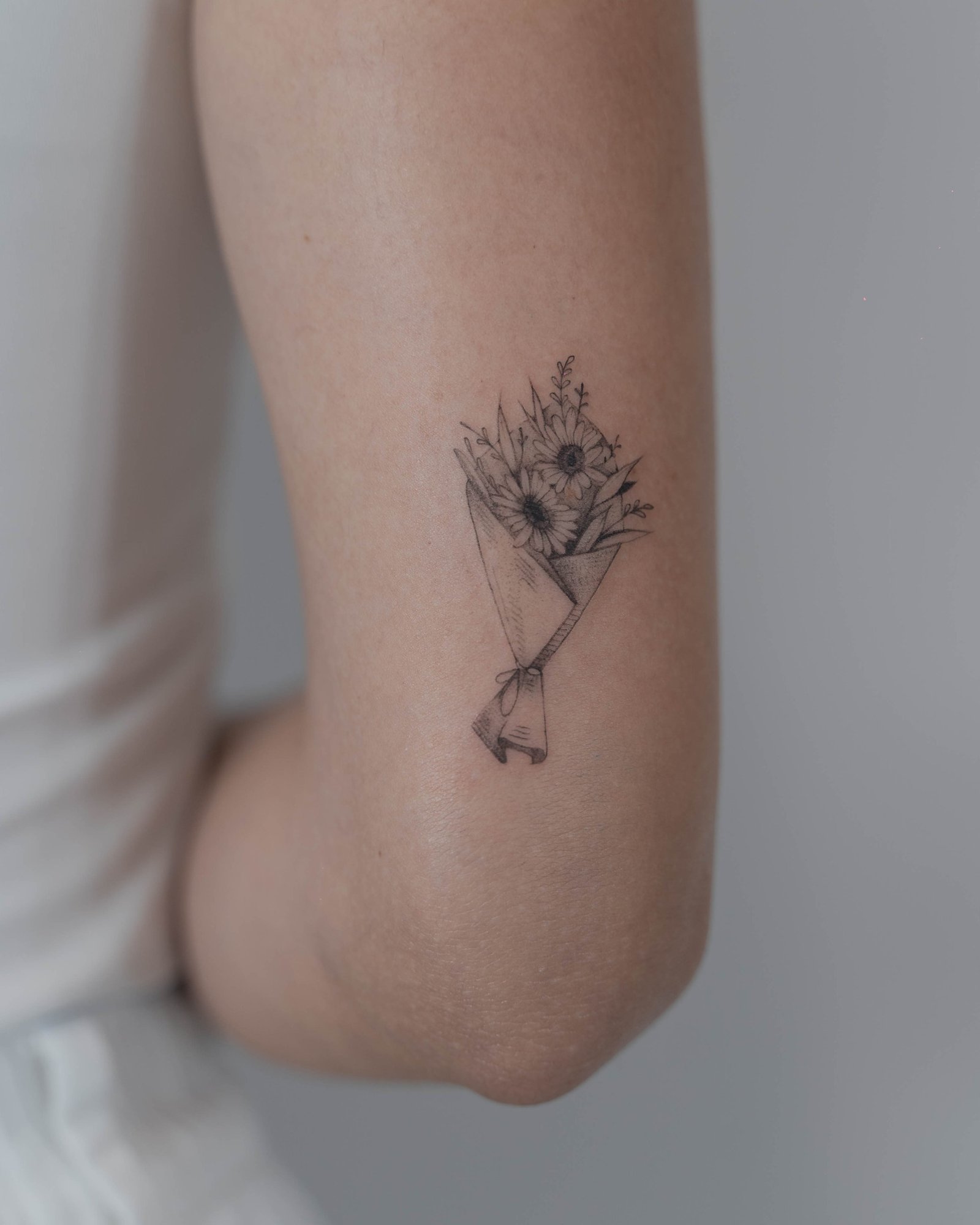 Tatuaje de flor en antebrazo, línea fina Sinkply Madrid