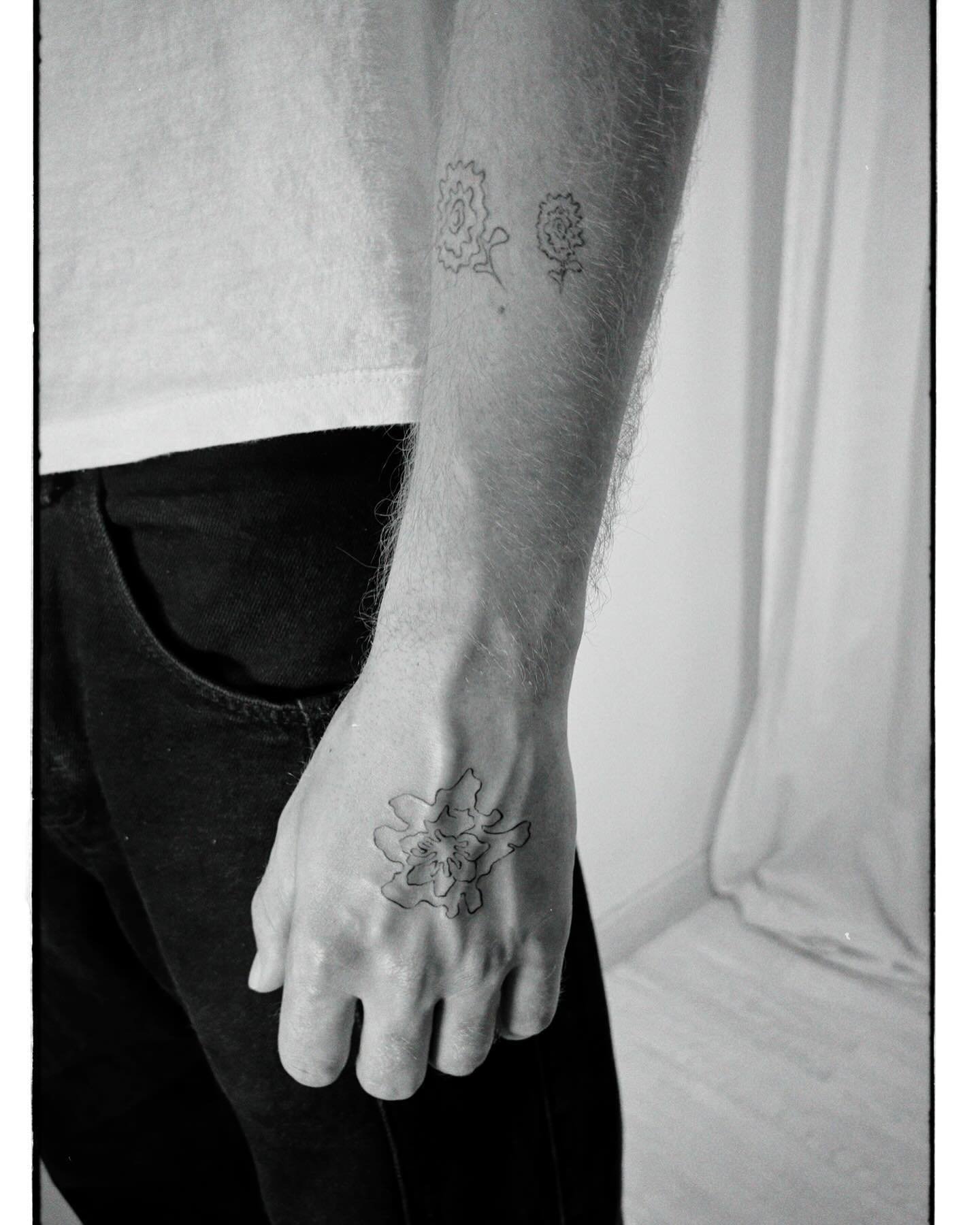 Tatuaje de flor en antebrazo, línea fina Sinkply Madrid
