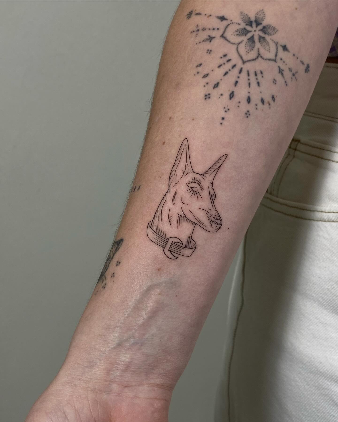 Tatuaje de flor en antebrazo, línea fina Sinkply Madrid