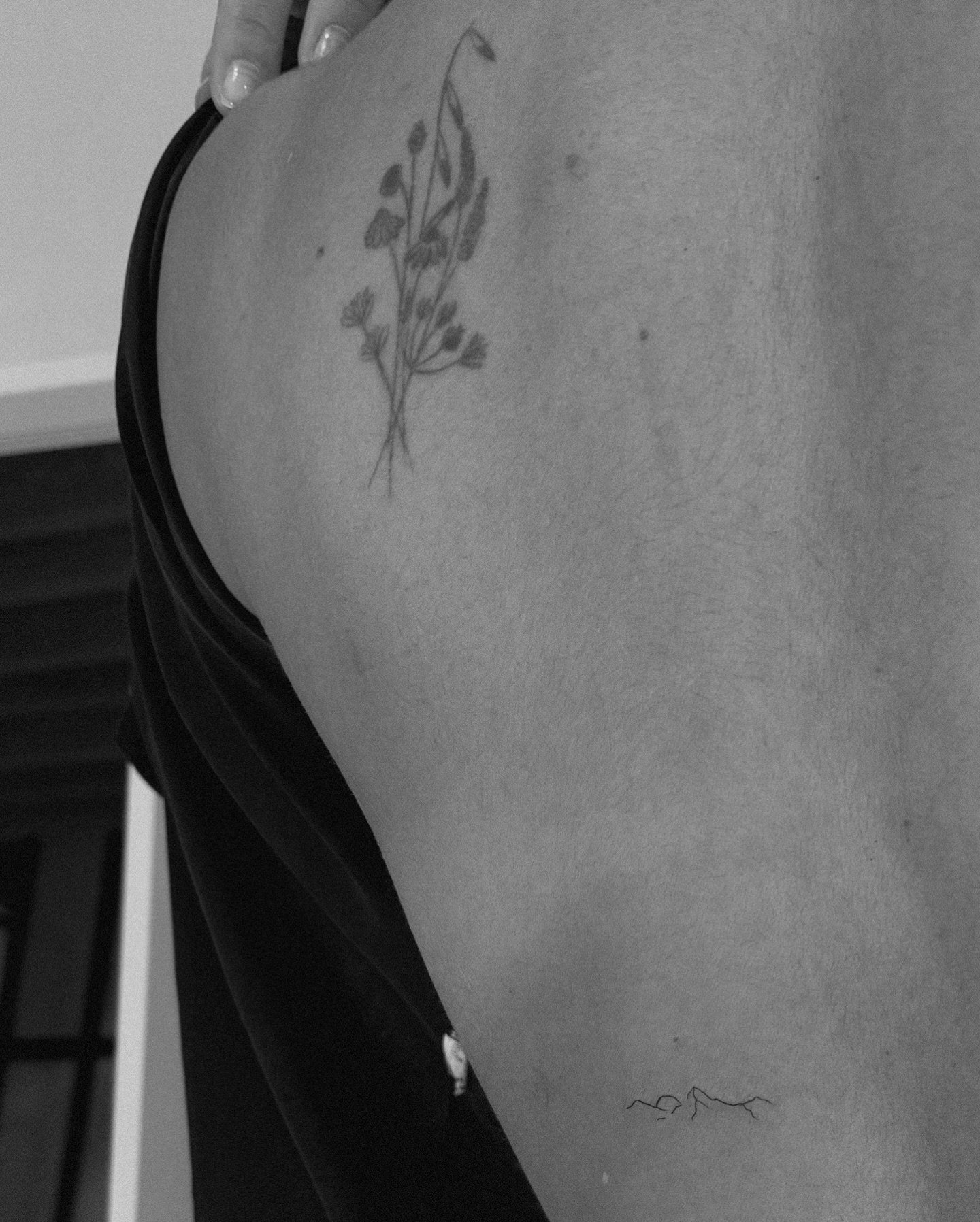 Tatuaje de flor en antebrazo, línea fina Sinkply Madrid