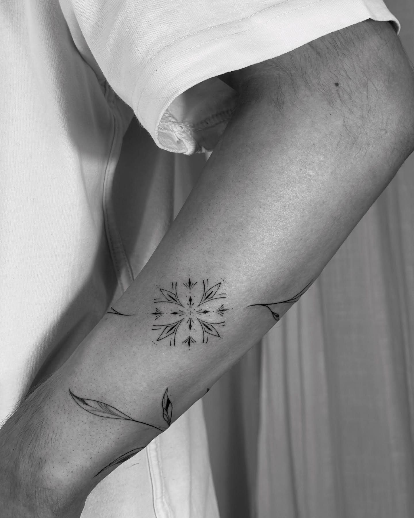 Tatuaje de flor en antebrazo, línea fina Sinkply Madrid