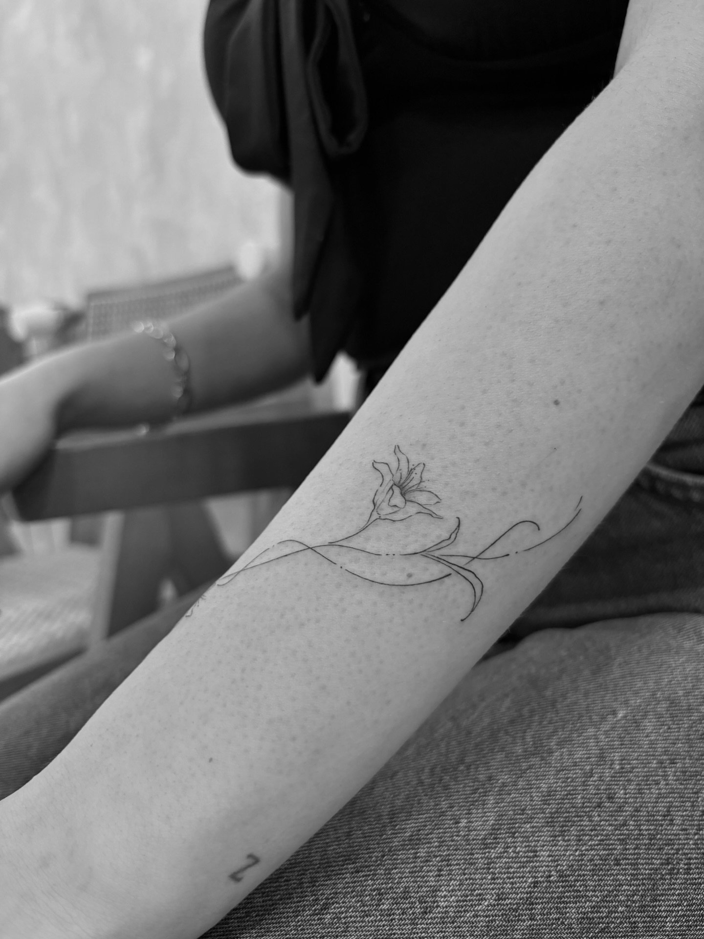 Tatuaje de flor en antebrazo, línea fina Sinkply Madrid