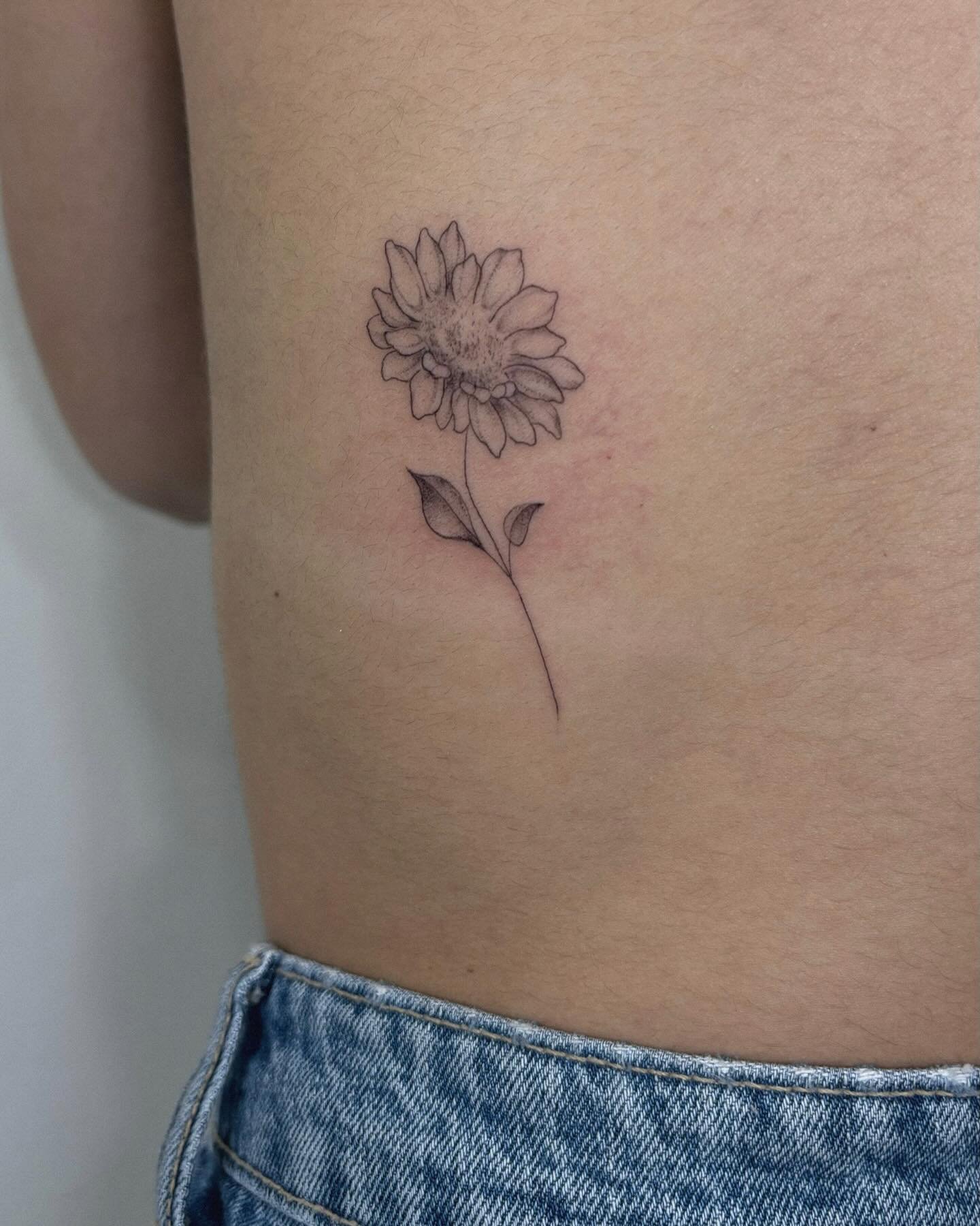 Tatuaje de flor en antebrazo, línea fina Sinkply Madrid