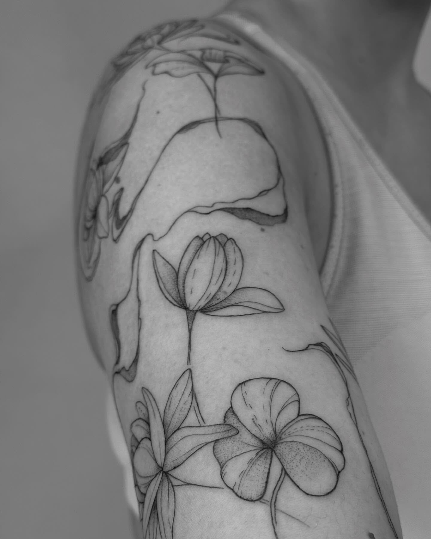 Tatuaje de flor en antebrazo, línea fina Sinkply Madrid