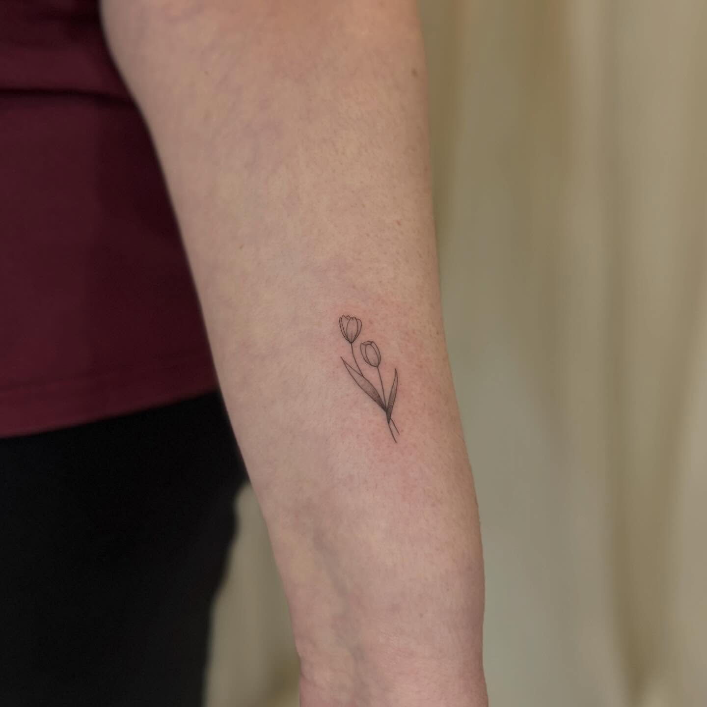 Tatuaje de flor en antebrazo, línea fina Sinkply Madrid