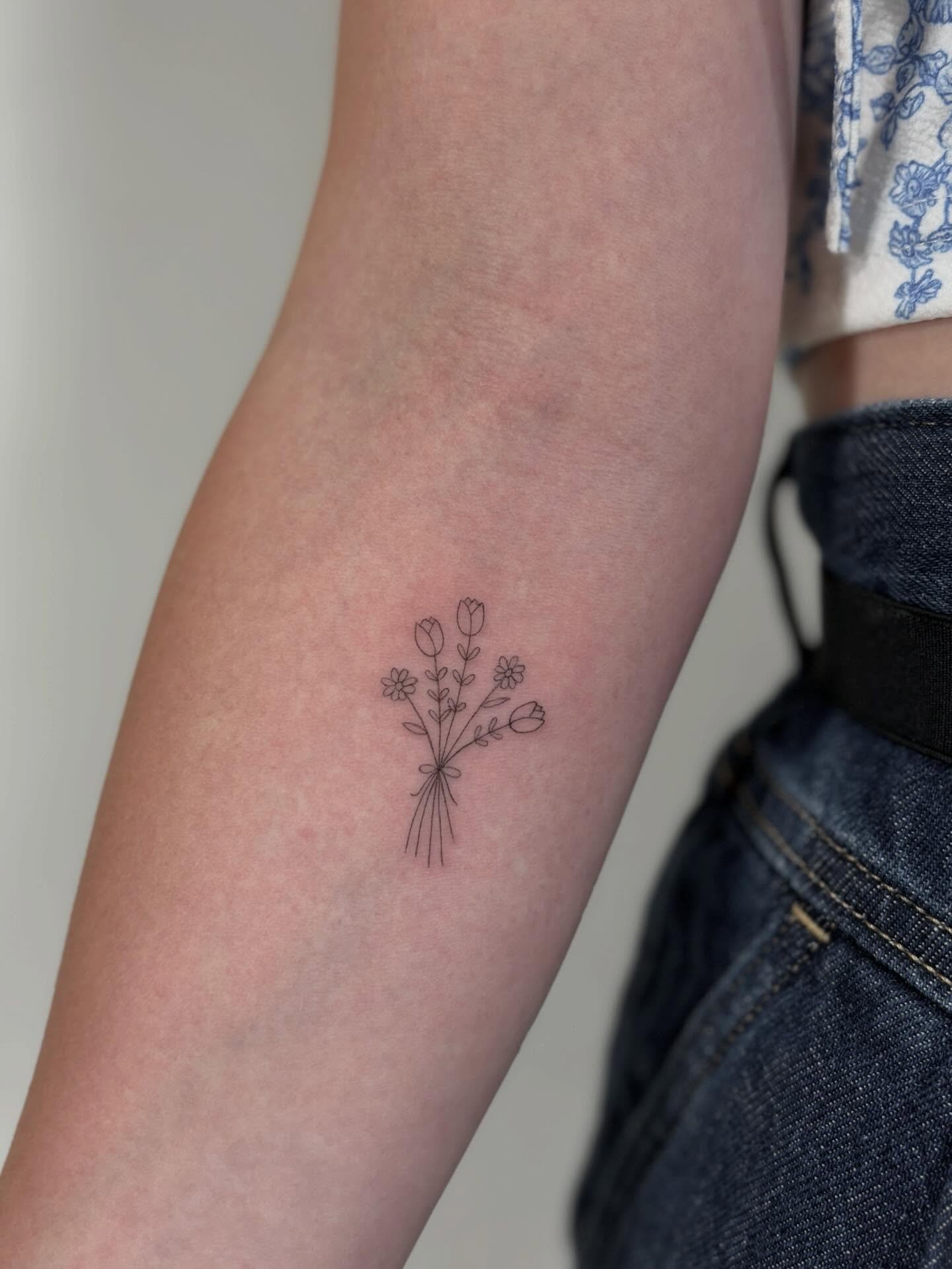 Tatuaje de flor en antebrazo, línea fina Sinkply Madrid