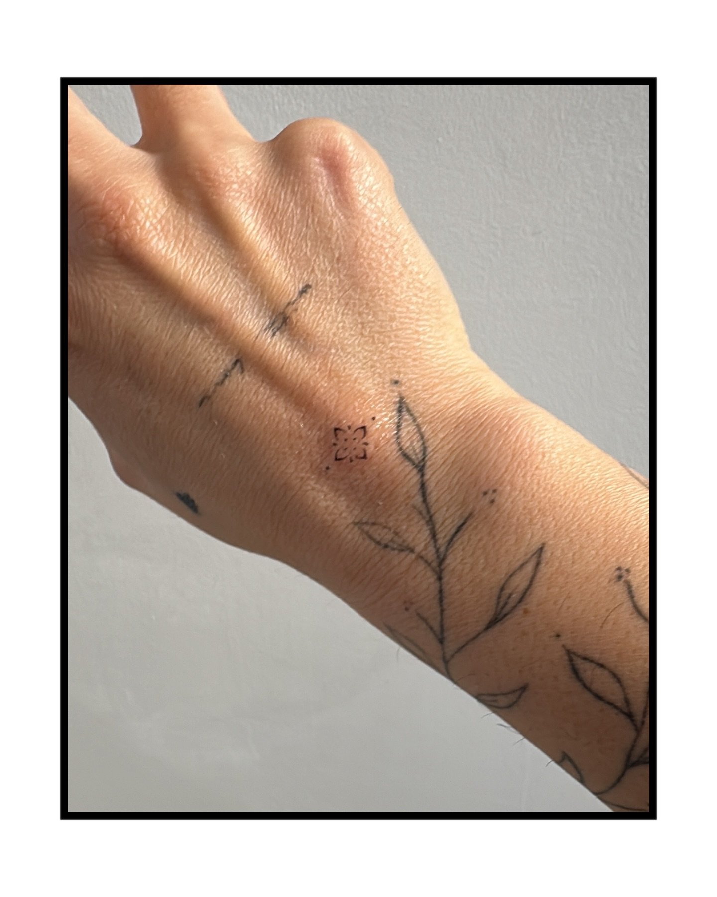 Tatuaje de flor en antebrazo, línea fina Sinkply Madrid