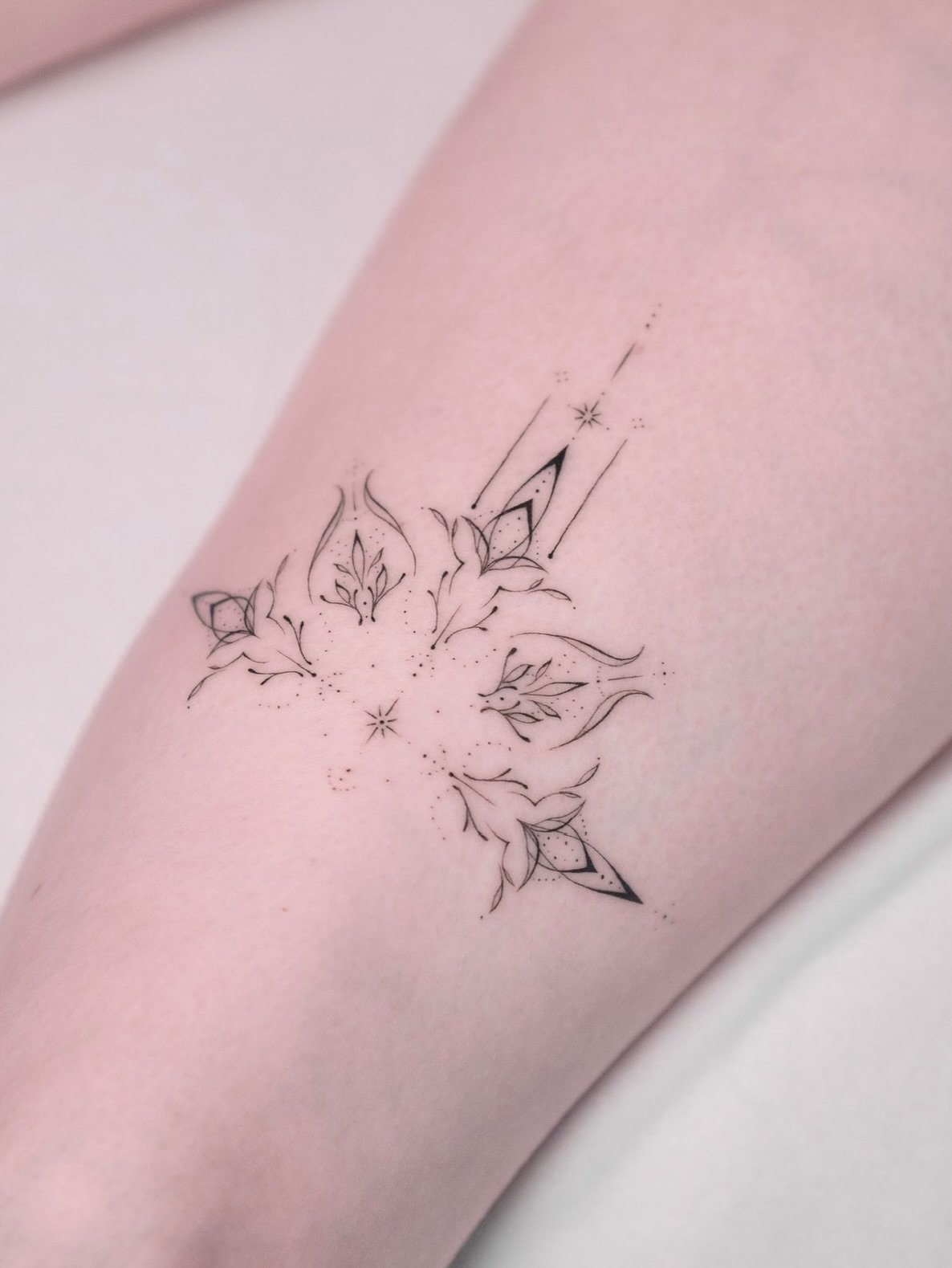 Tatuaje de flor en antebrazo, línea fina Sinkply Madrid
