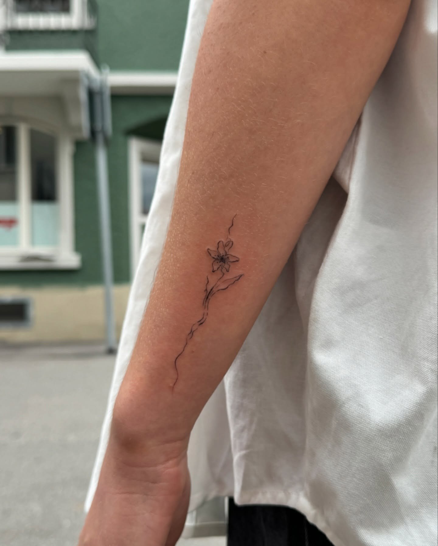 Tatuaje de flor en antebrazo, línea fina Sinkply Madrid