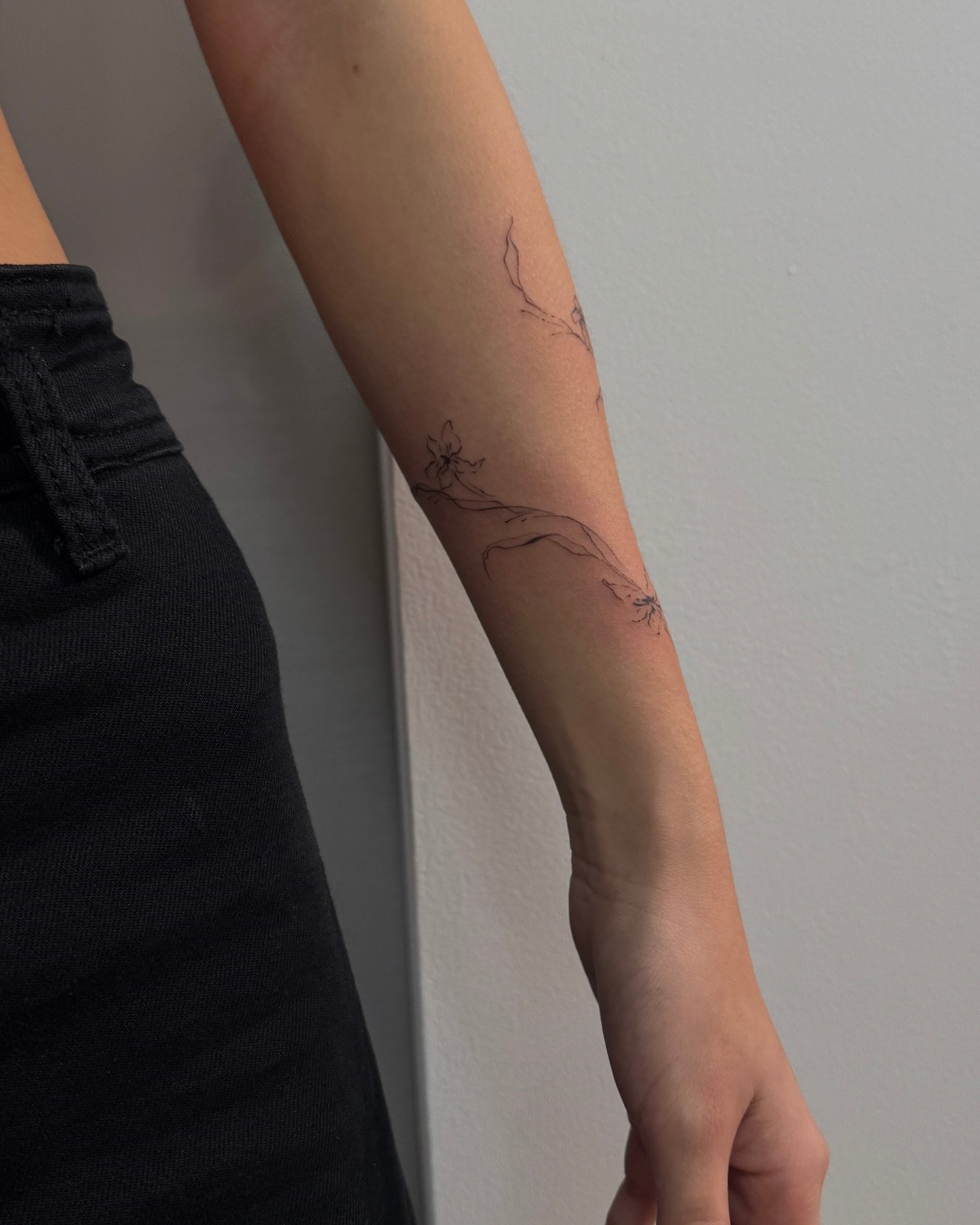Tatuaje de flor en antebrazo, línea fina Sinkply Madrid