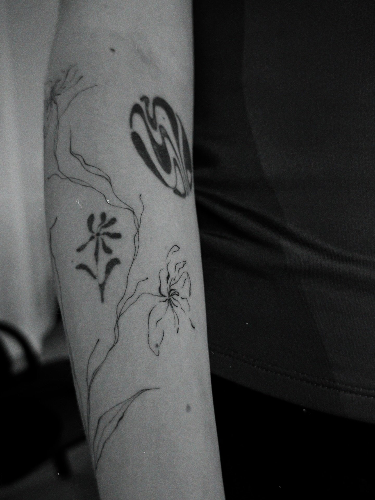 Tatuaje de flor en antebrazo, línea fina Sinkply Madrid