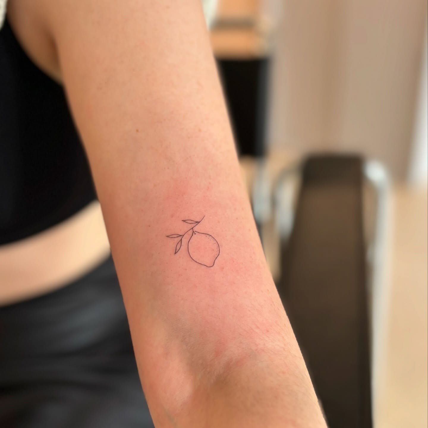 Tatuaje de flor en antebrazo, línea fina Sinkply Madrid