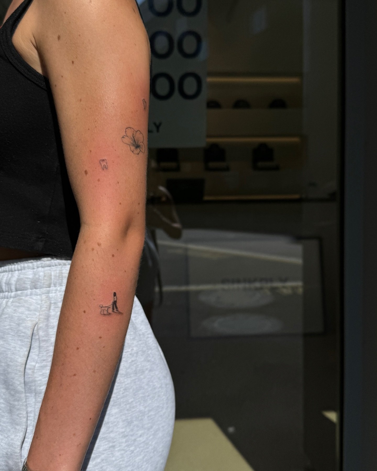 Tatuaje de flor en antebrazo, línea fina Sinkply Madrid