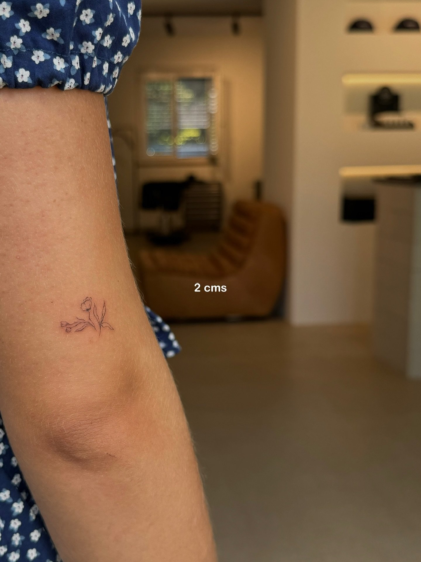 Tatuaje de flor en antebrazo, línea fina Sinkply Madrid