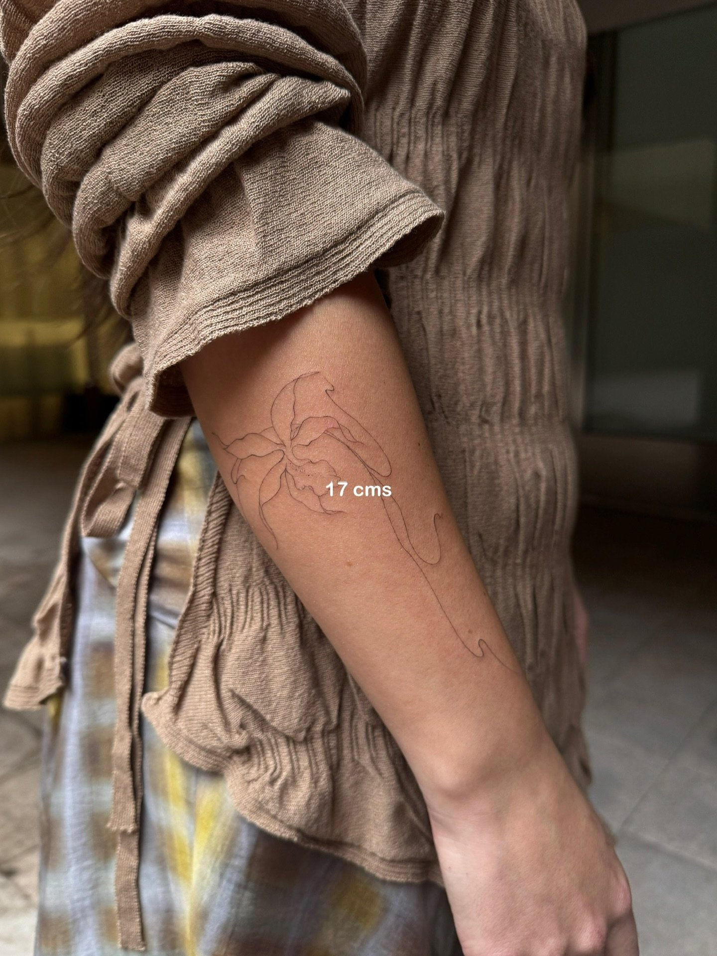 Tatuaje de flor en antebrazo, línea fina Sinkply Madrid