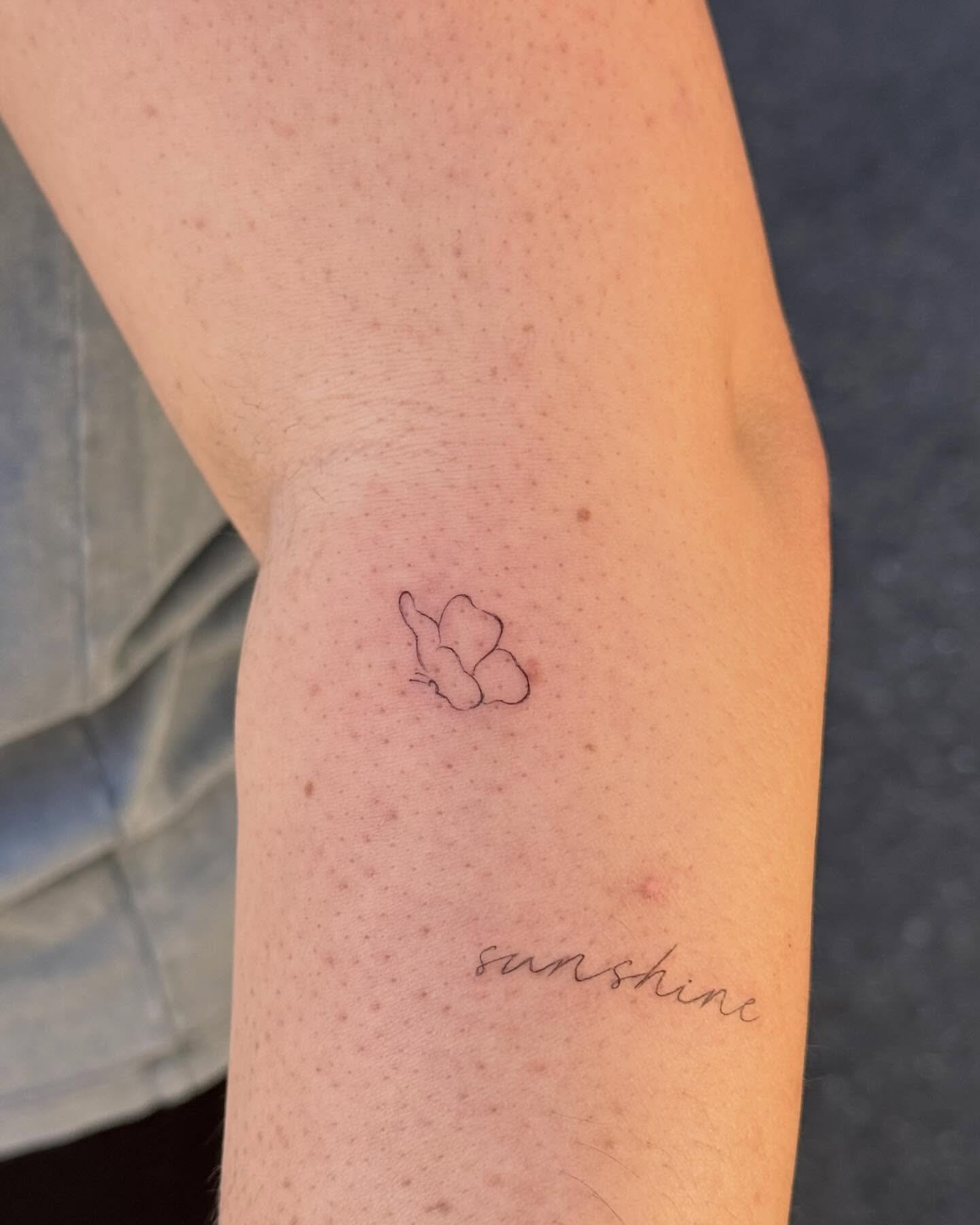 Tatuaje de flor en antebrazo, línea fina Sinkply Madrid