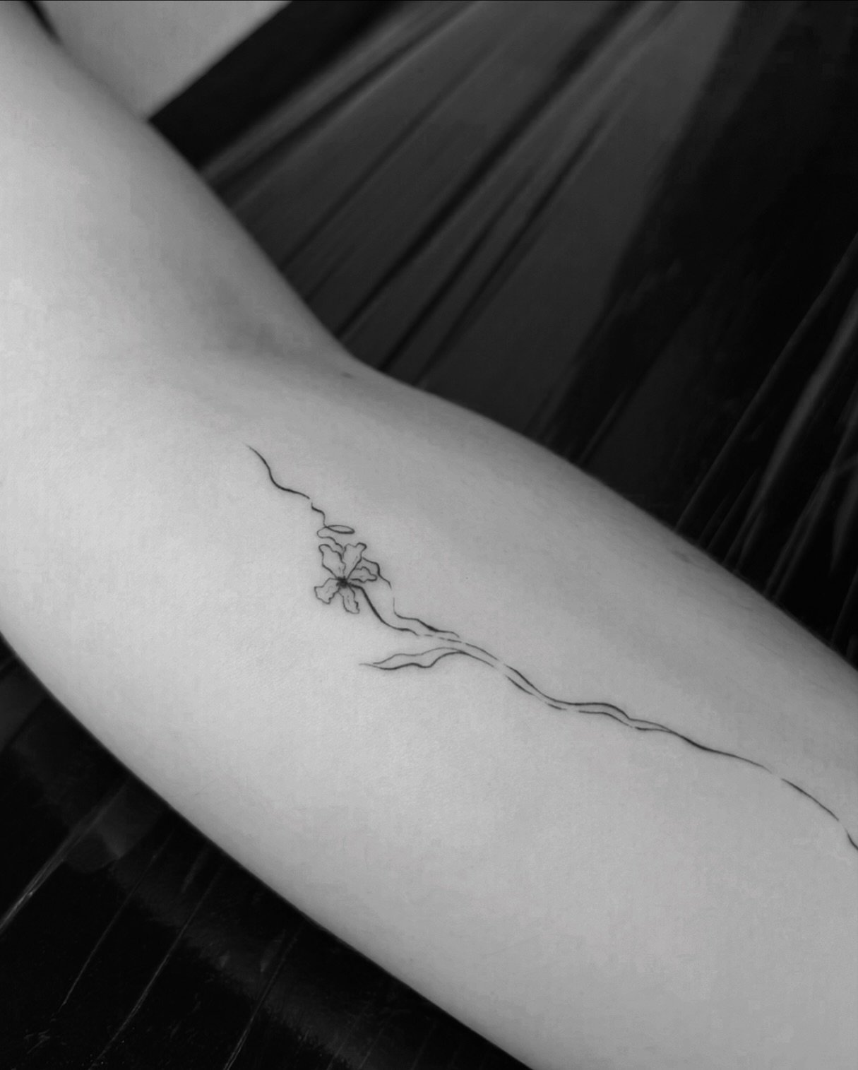 Tatuaje de flor en antebrazo, línea fina Sinkply Madrid