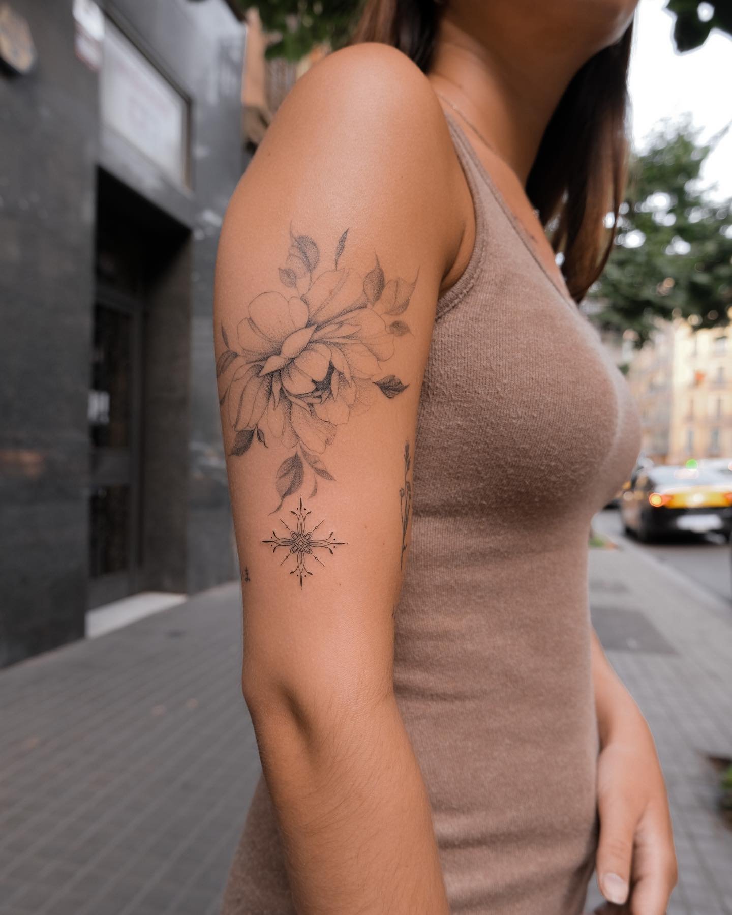 Tatuaje de flor en brazo, línea fina Sinkply Madrid