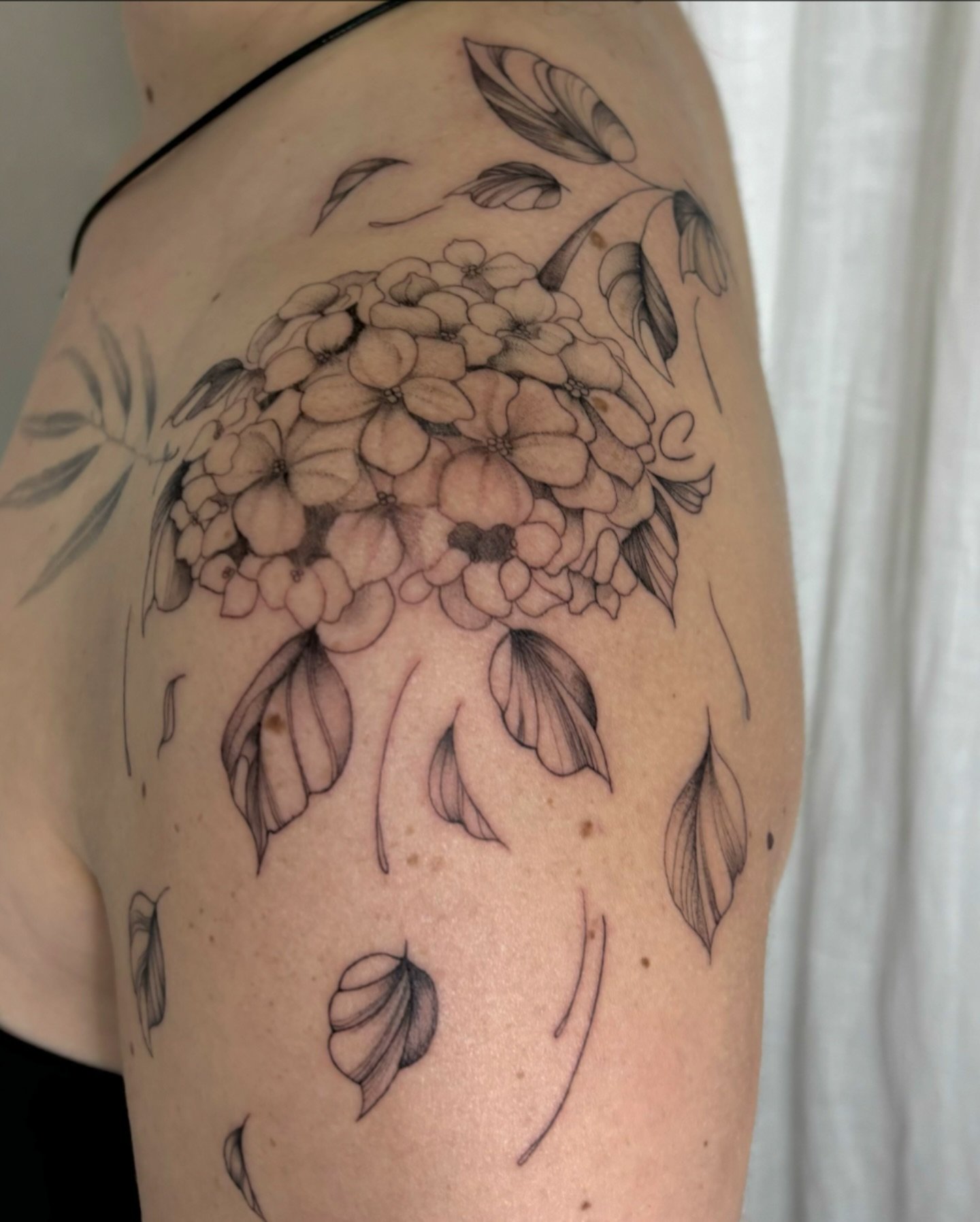 Tatuaje de flor en brazo, línea fina Sinkply Madrid