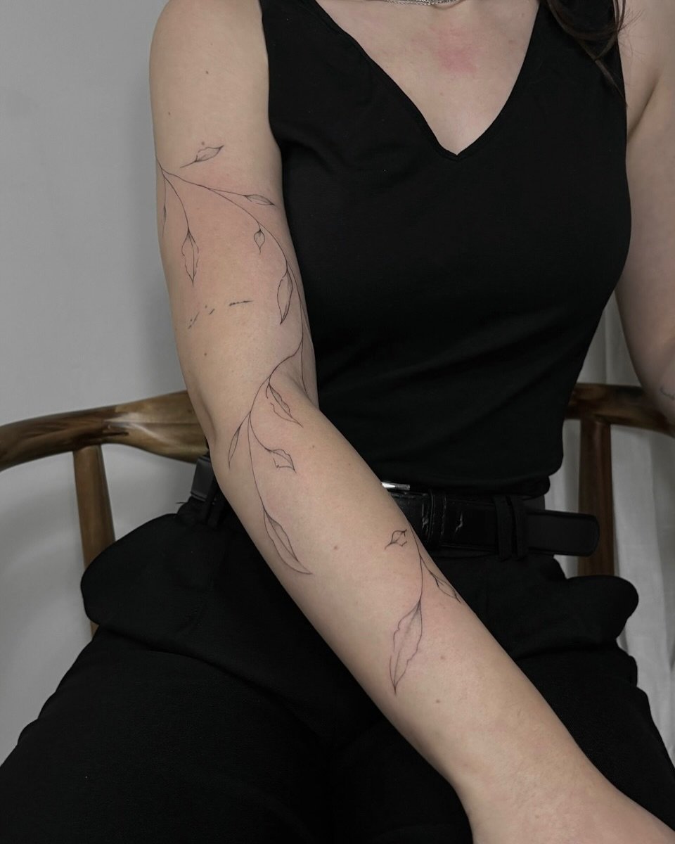 Tatuaje de flor en brazo, línea fina Sinkply Madrid