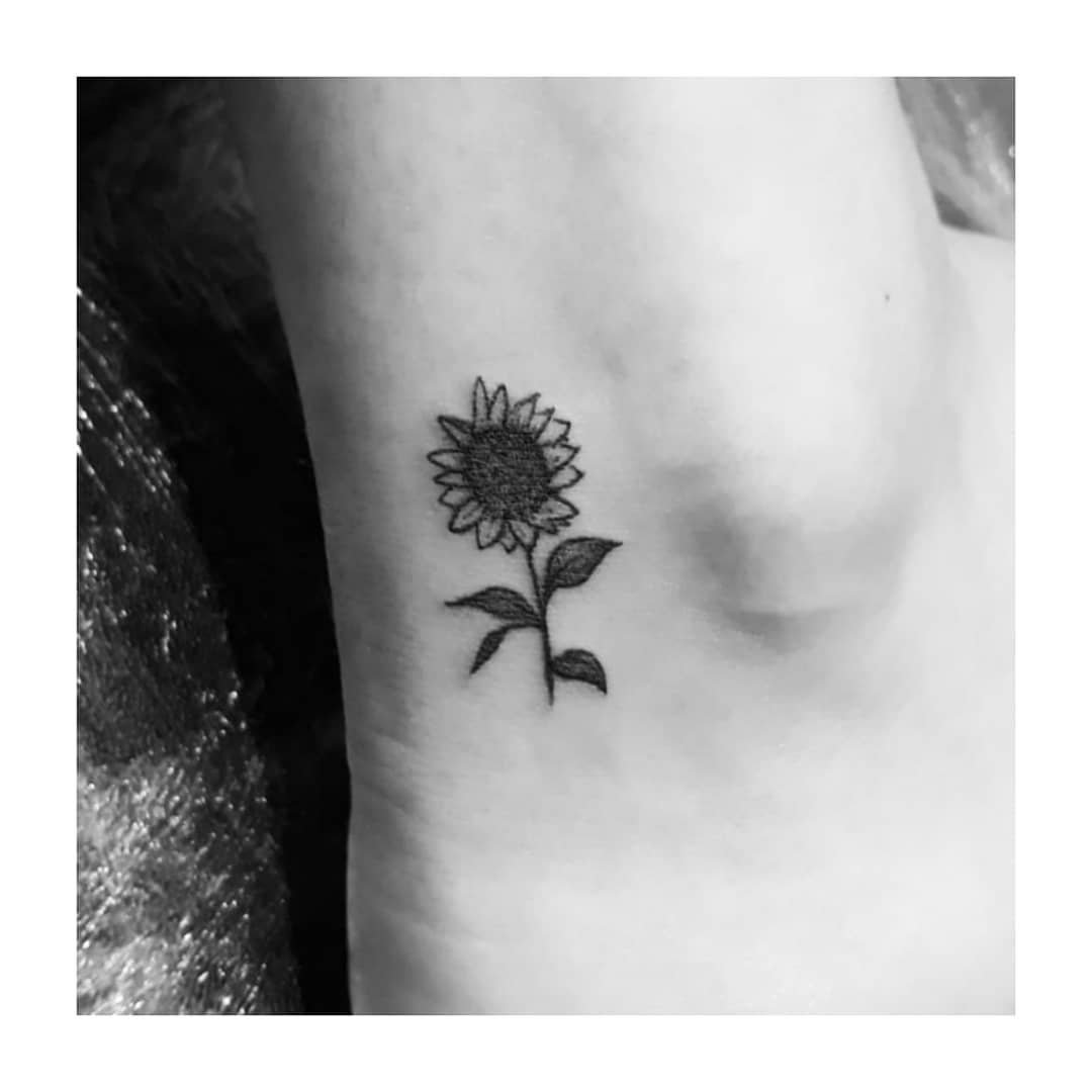 Tatuaje de flor en brazo, línea fina Sinkply Madrid