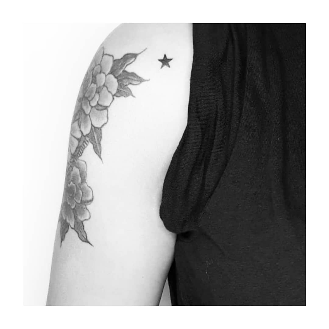 Tatuaje de flor en brazo, línea fina Sinkply Madrid