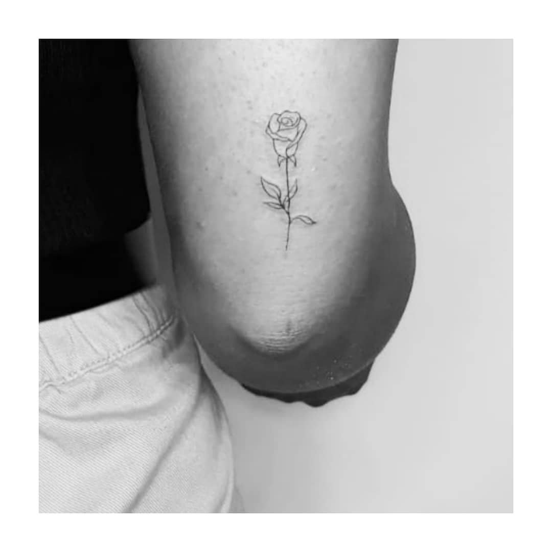 Tatuaje de flor en brazo, línea fina Sinkply Madrid