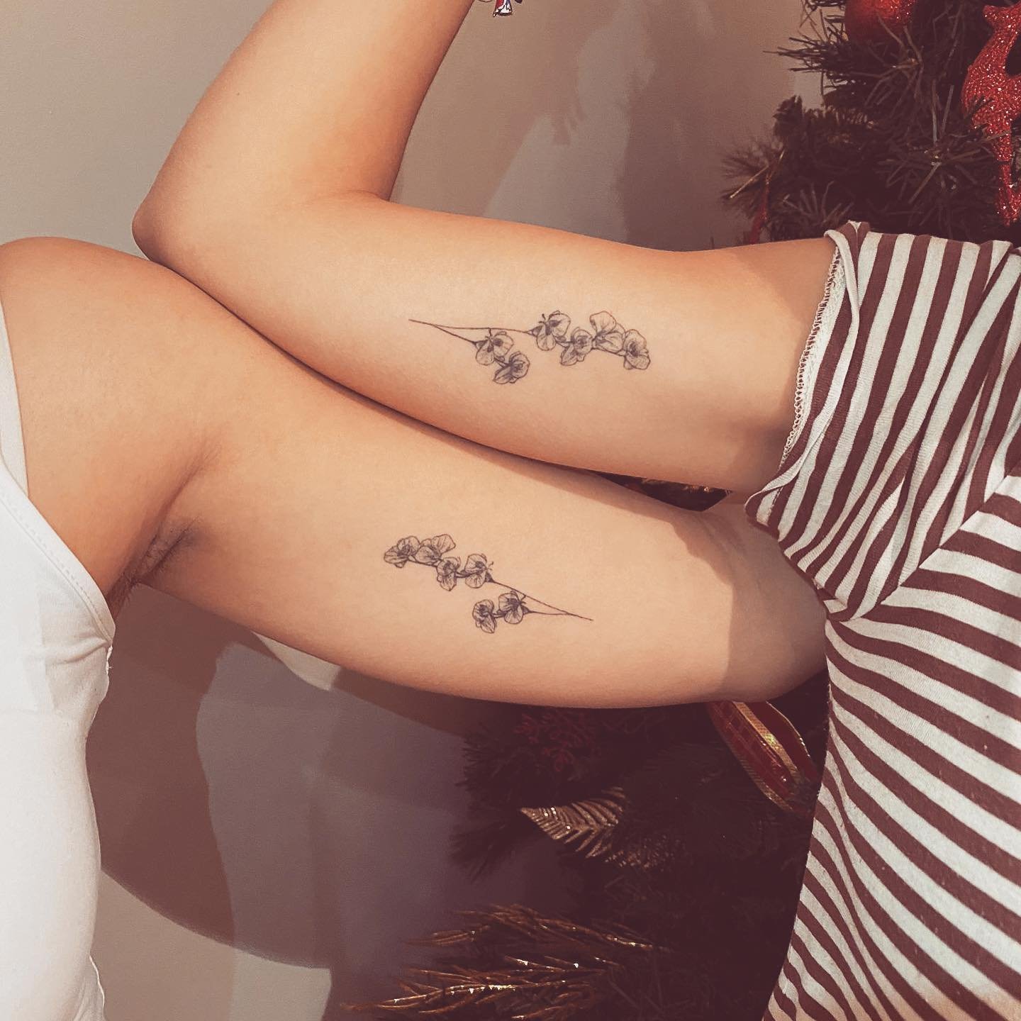 Tatuaje de flor en brazo, línea fina Sinkply Madrid