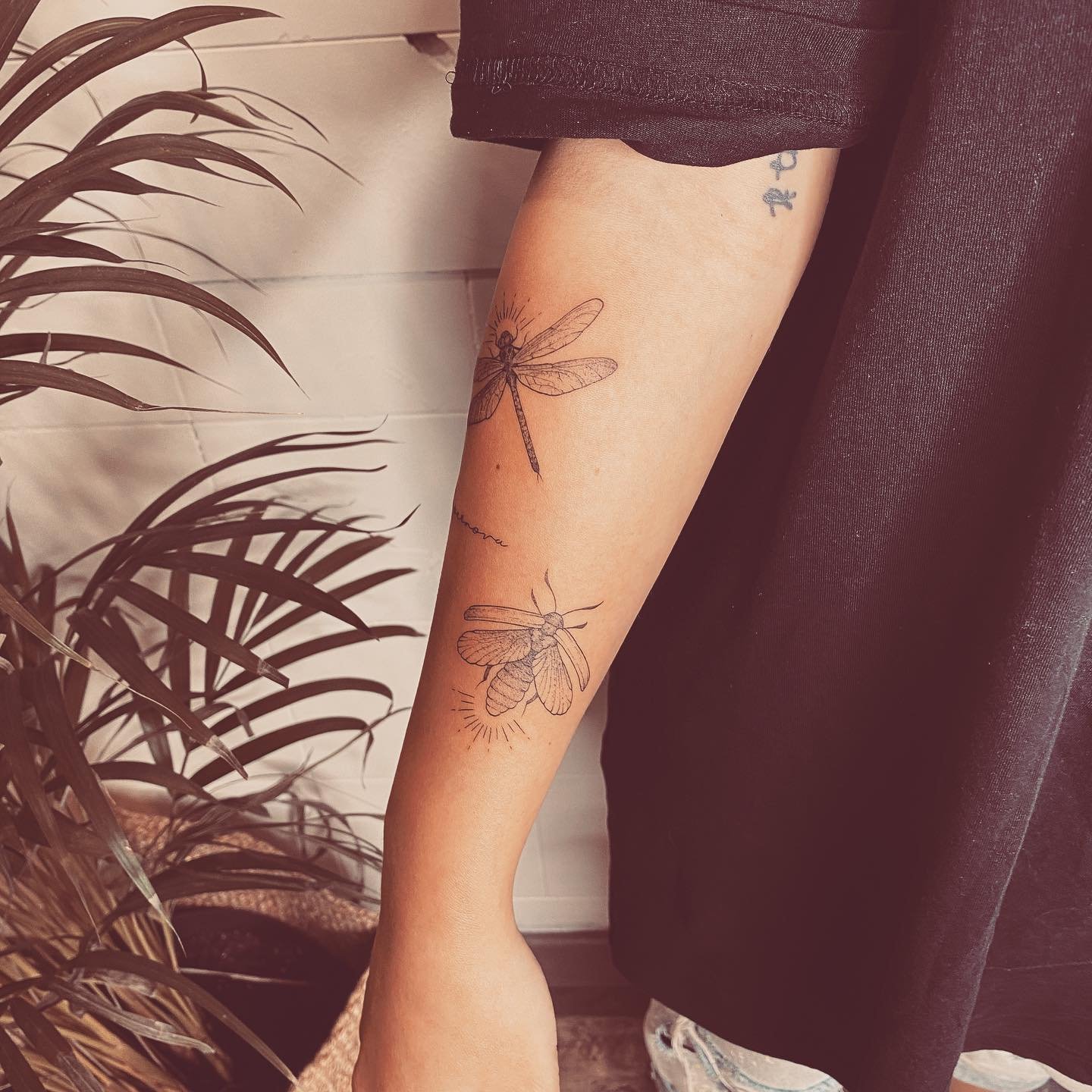 Tatuaje de flor en brazo, línea fina Sinkply Madrid