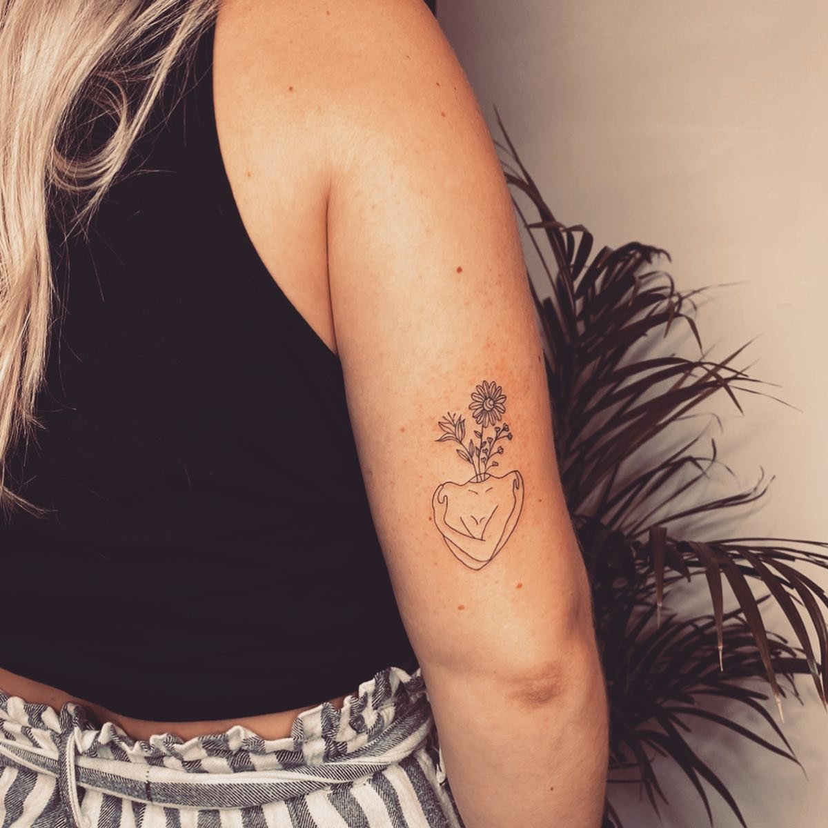 Tatuaje de flor en brazo, línea fina Sinkply Madrid