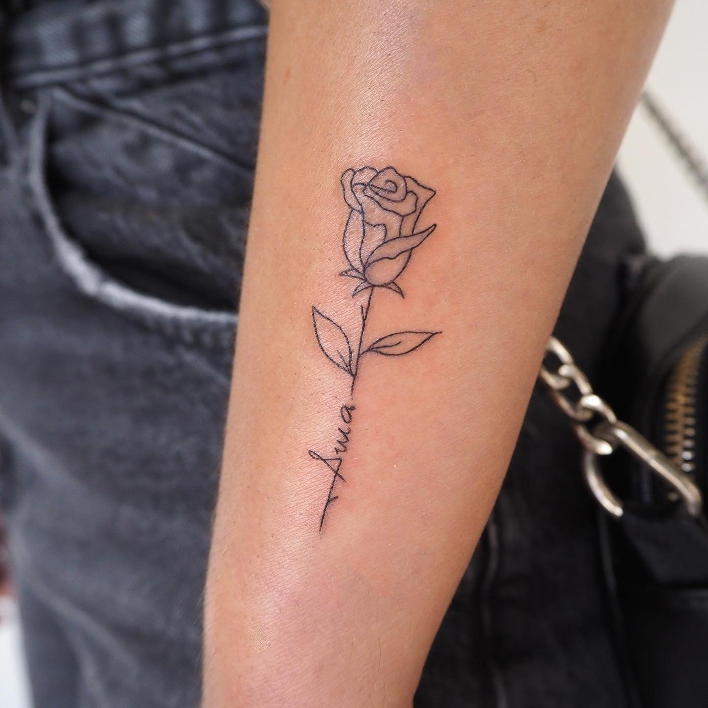 Tatuaje de flor en brazo, línea fina Sinkply Madrid