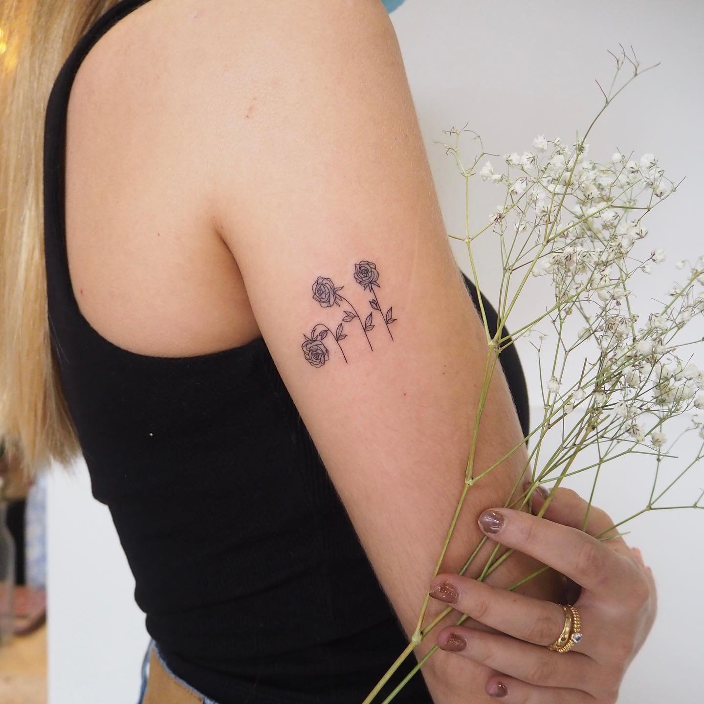 Tatuaje de flor en brazo, línea fina Sinkply Madrid