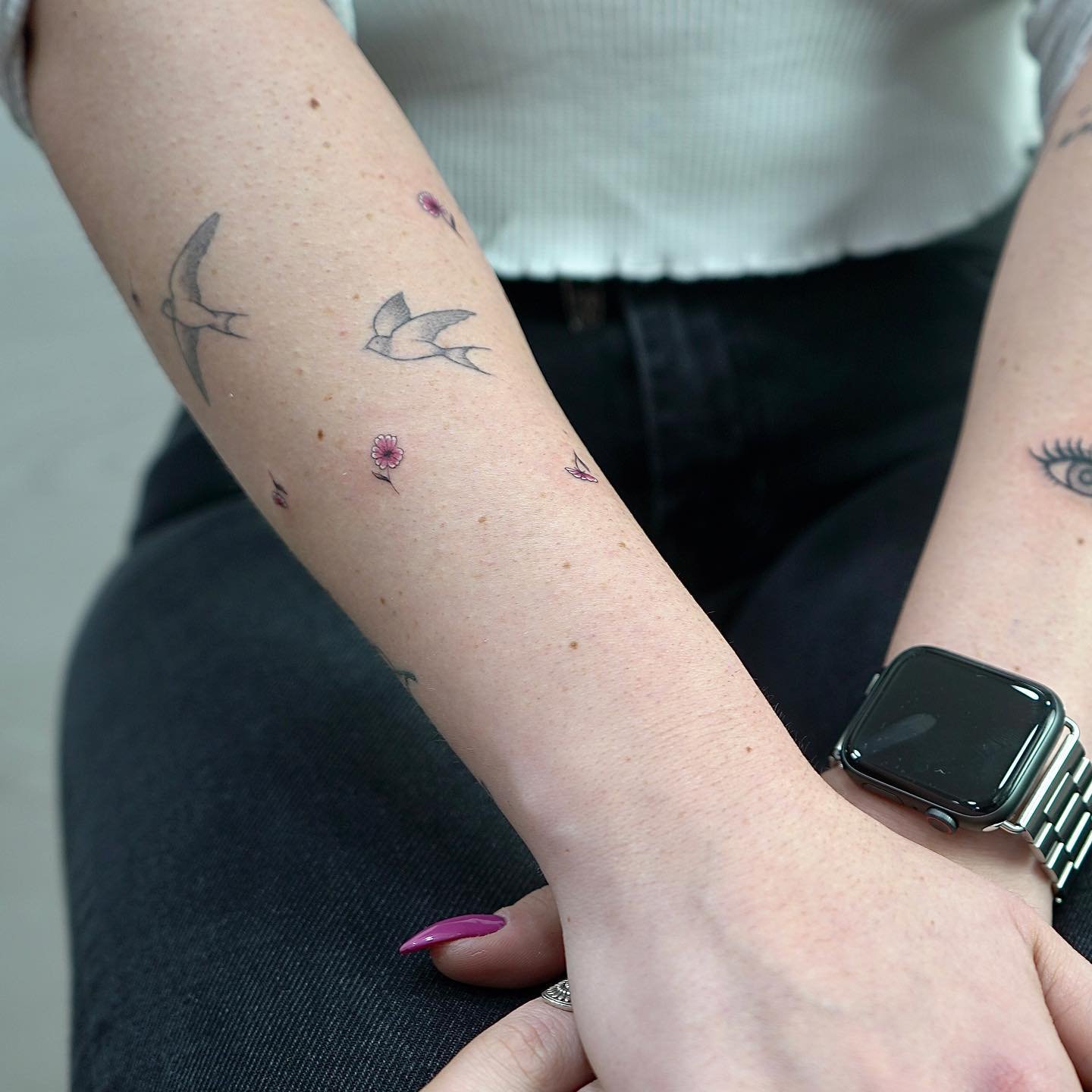 Tatuaje de flor en brazo, línea fina Sinkply Madrid