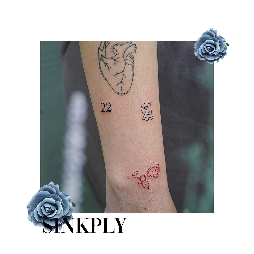 Tatuaje de flor en brazo, línea fina Sinkply Madrid