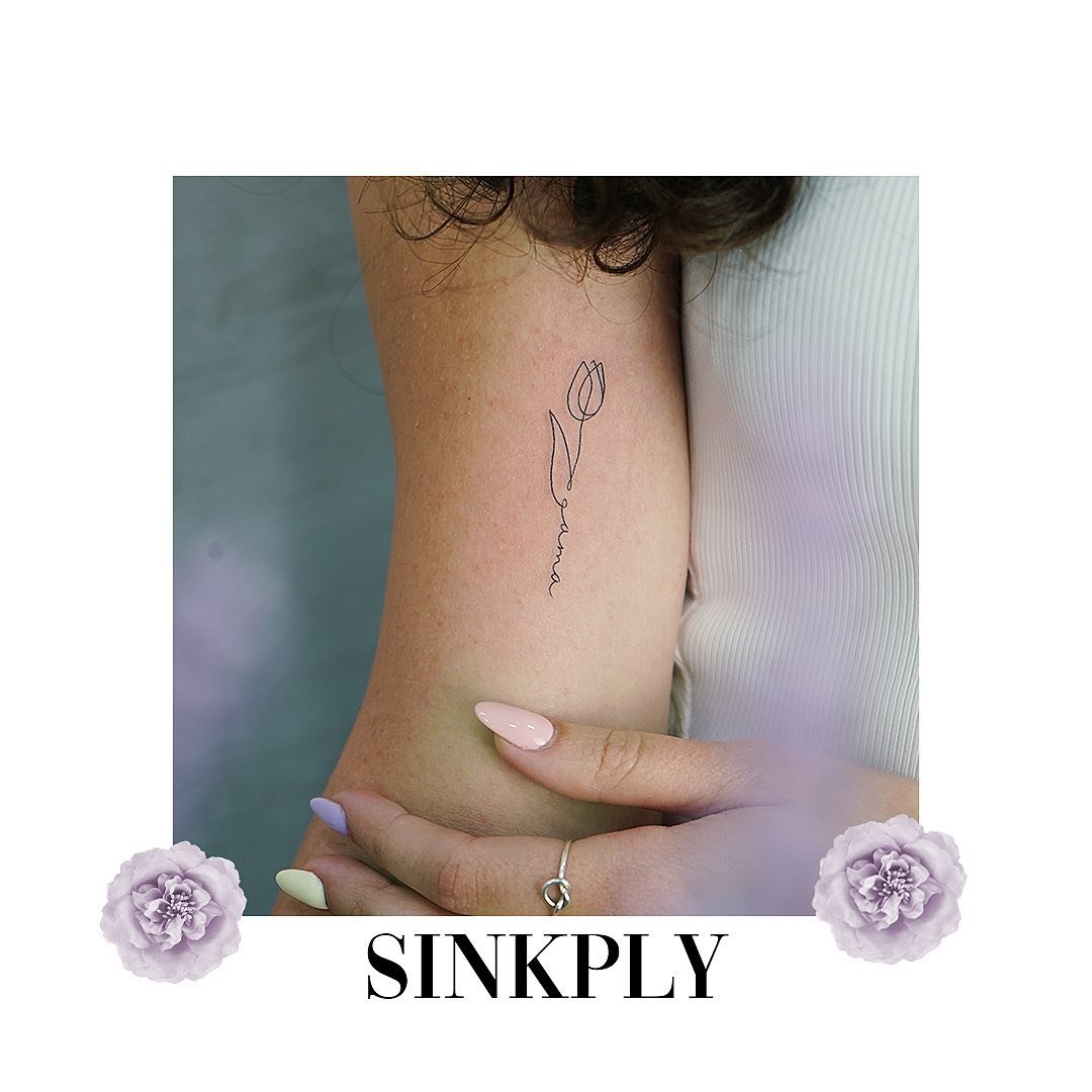 Tatuaje de flor en brazo, línea fina Sinkply Madrid