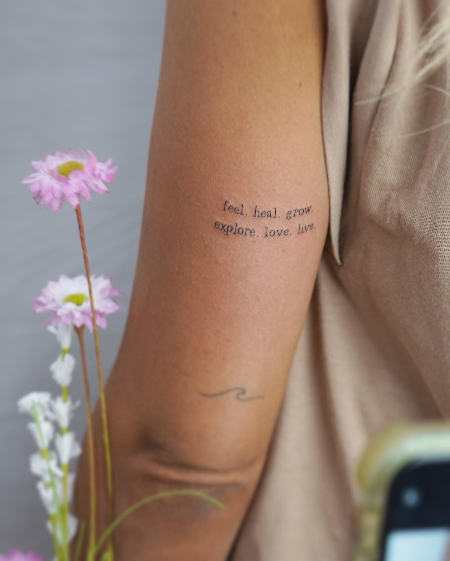 Tatuaje de flor en brazo, línea fina Sinkply Madrid