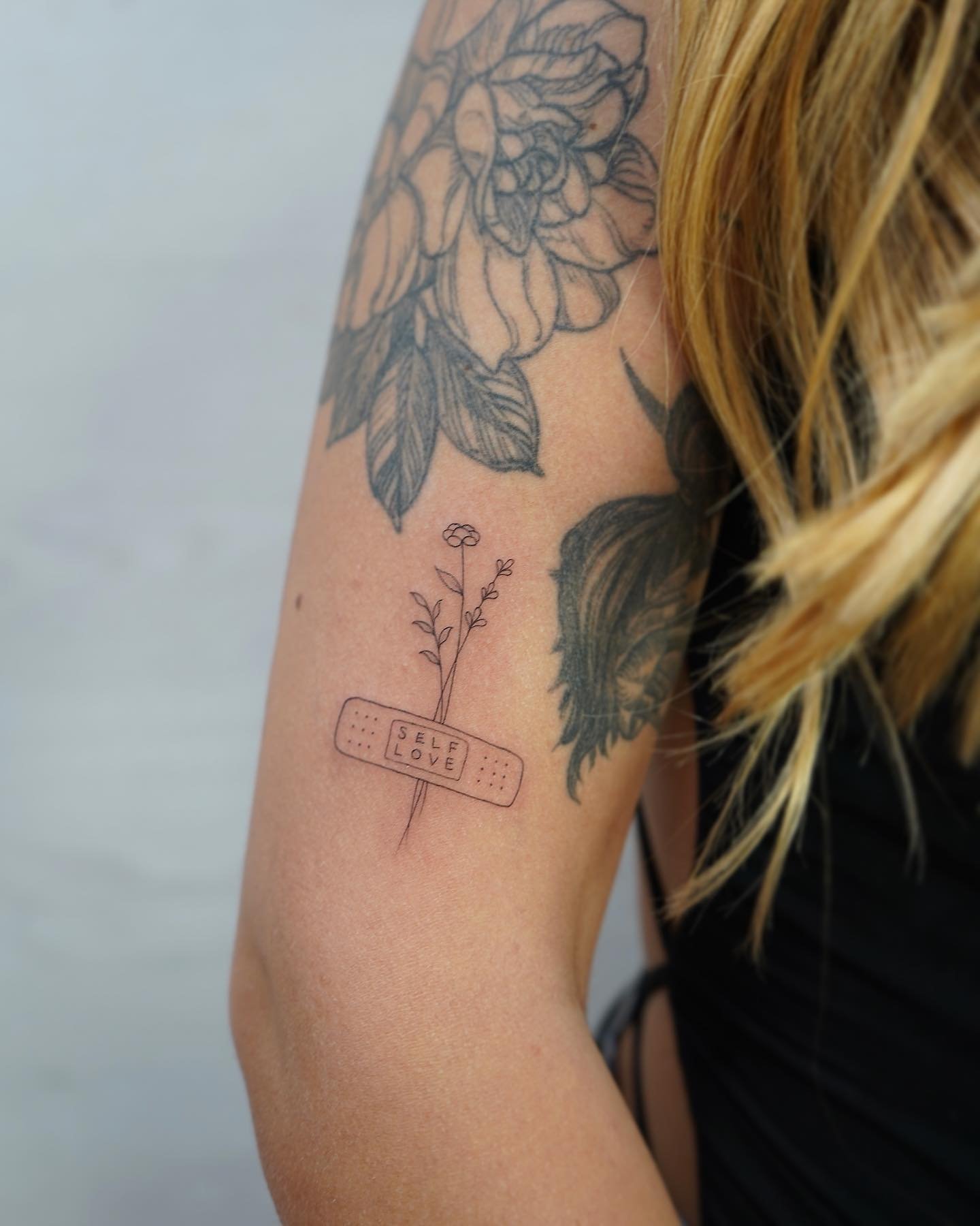 Tatuaje de flor en brazo, línea fina Sinkply Madrid