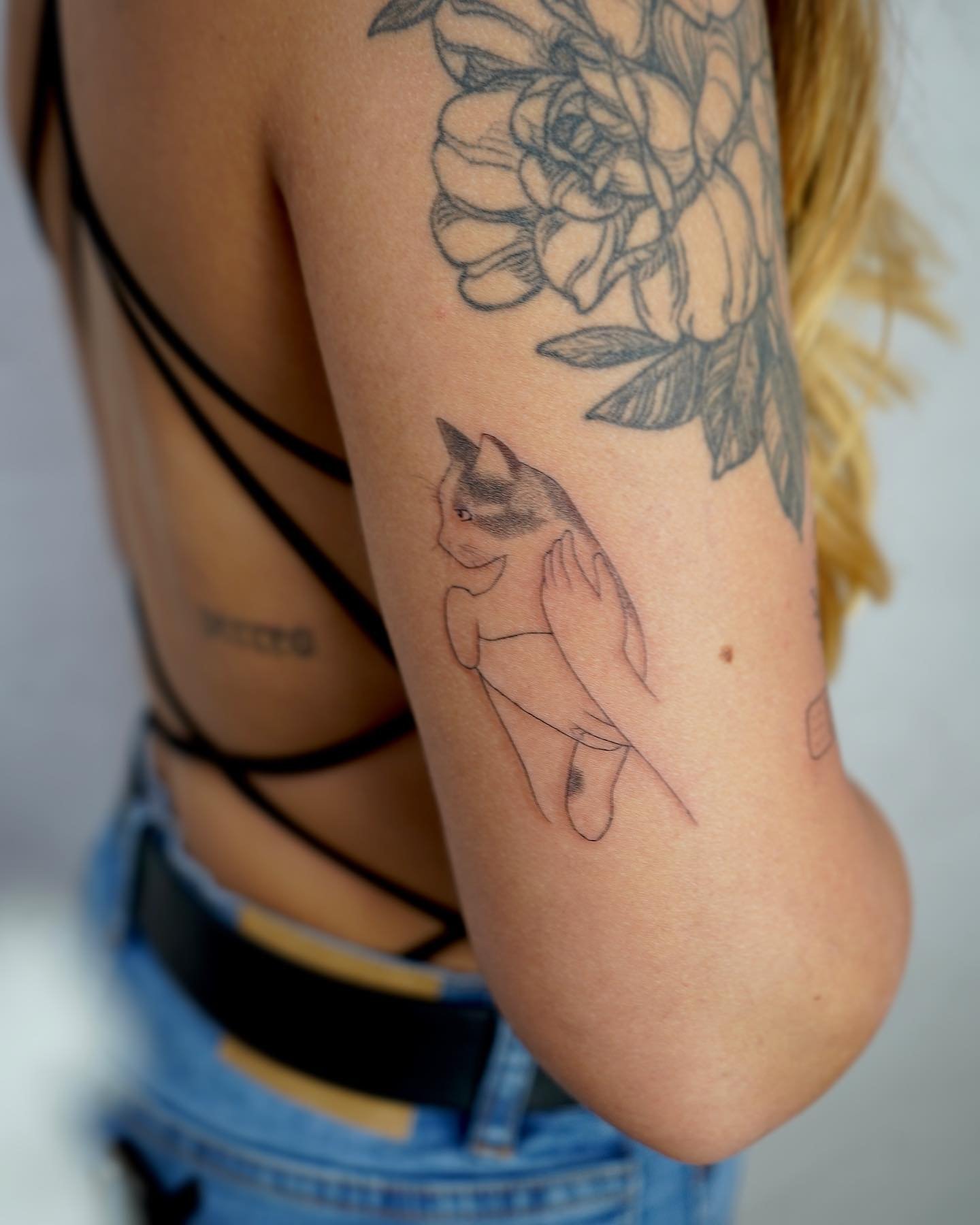 Tatuaje de flor en brazo, línea fina Sinkply Madrid